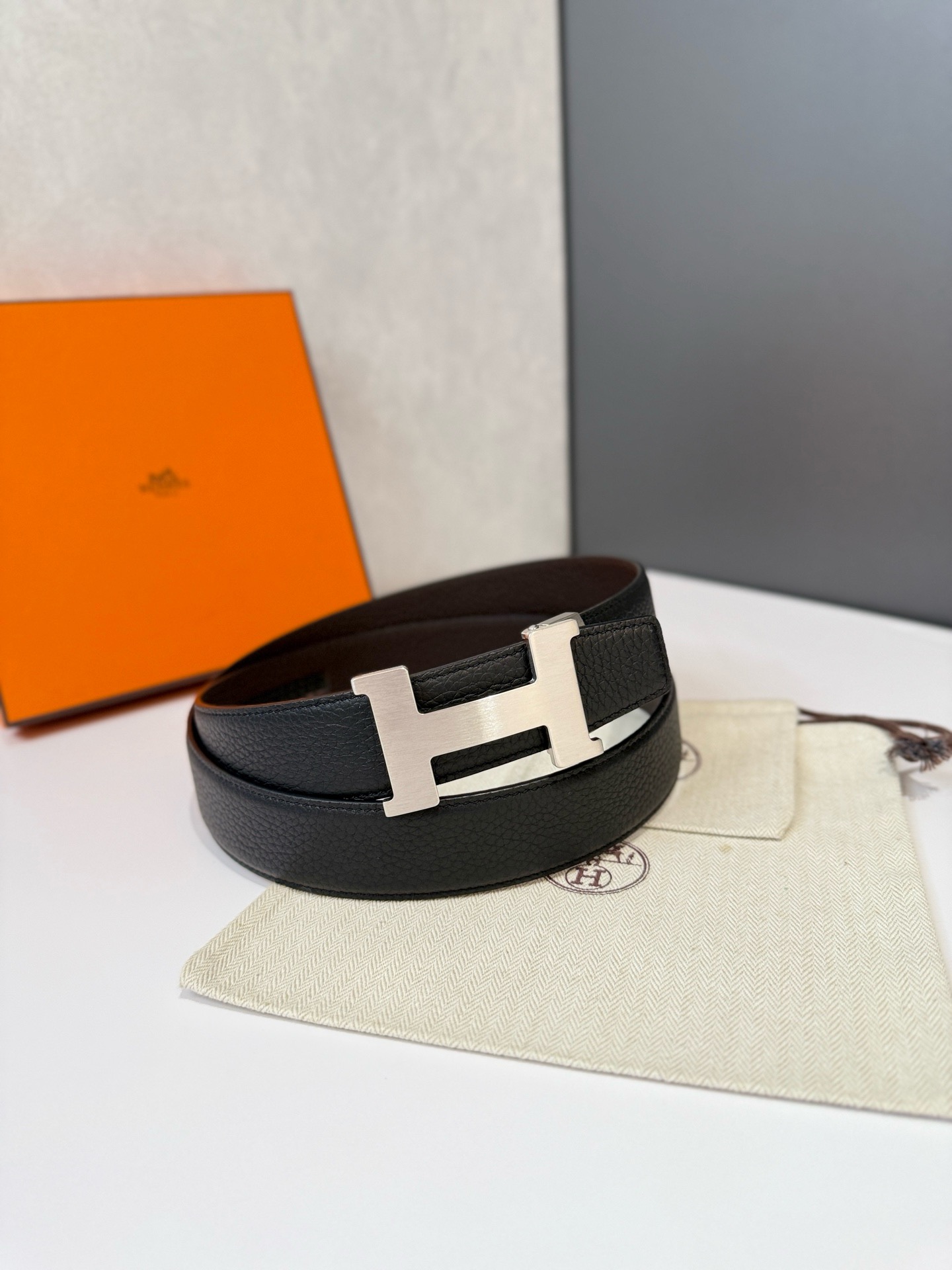 Ремень мужской Hermès чёрного цвета двусторонний со стальной пряжкой 