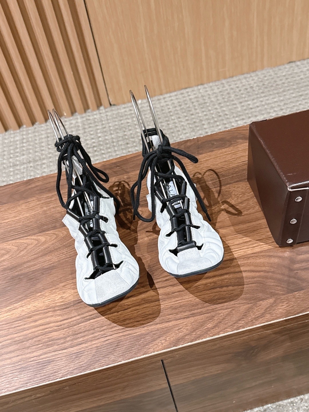 Балетки женские в стиле Alaïa Fold из натуральной замши со шнуровкой белого цвета