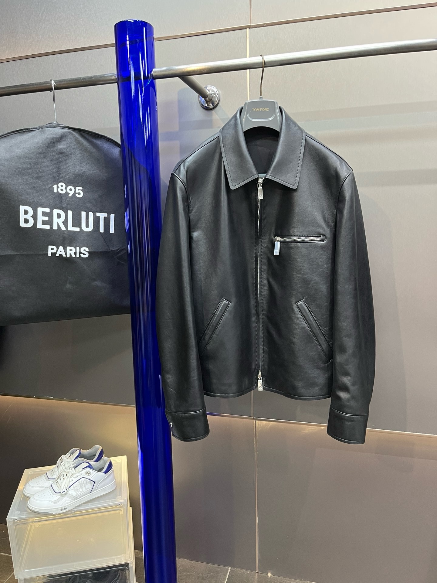 Куртка мужская Berluti чёрного цвета с отложным воротником и ремешками по низу