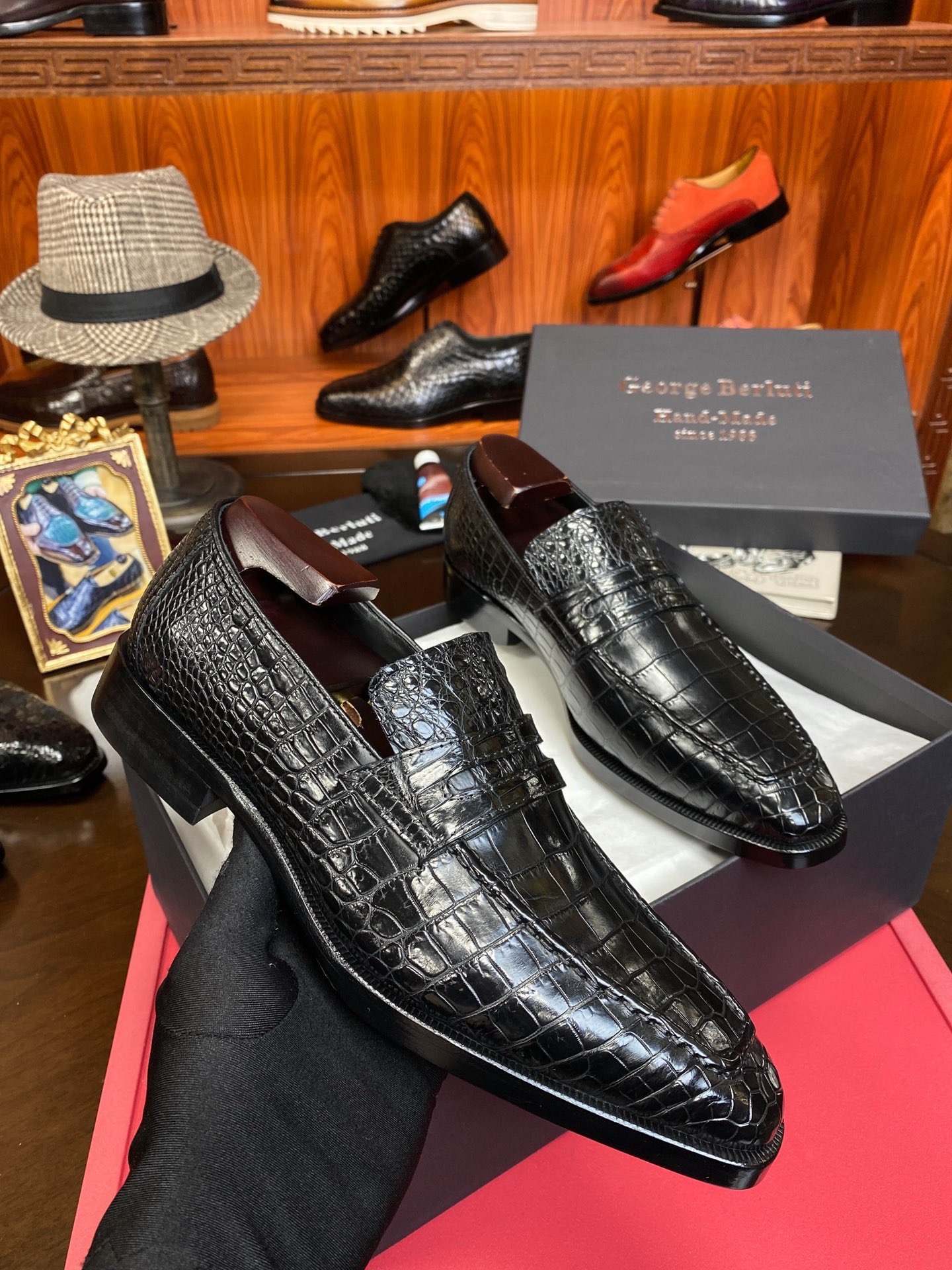 Лоферы мужские в стиле Berluti из цельной кожи крокодила черного цвета