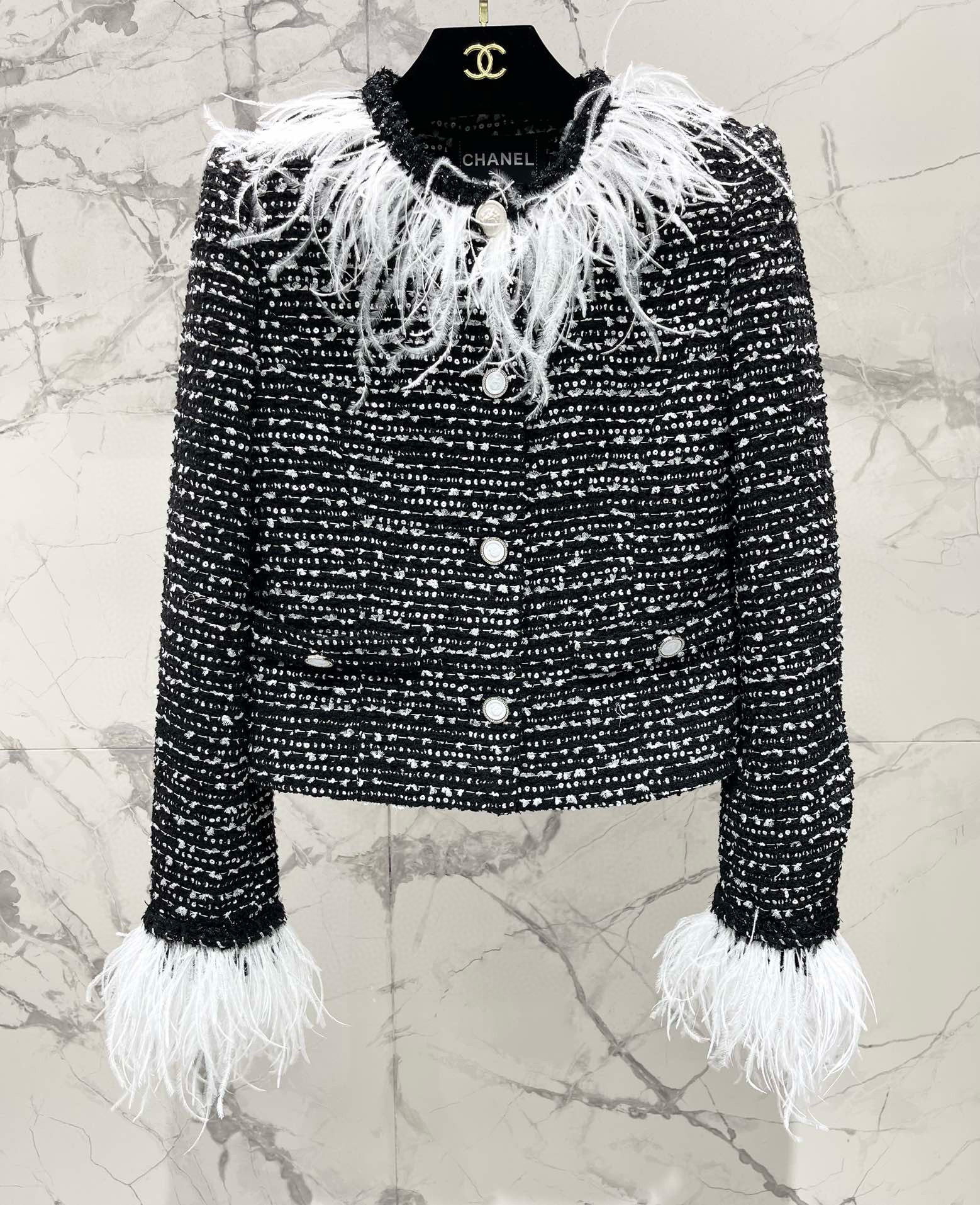 Жакет женский в стиле Chanel из твида с пайетками и отделкой перьями чёрного цвета