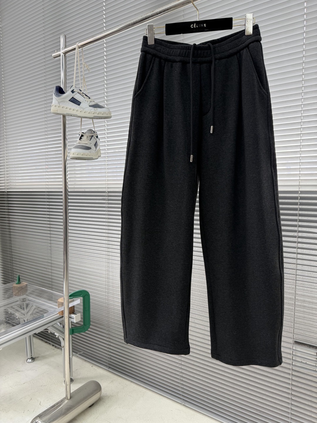 Брюки мужские в стиле Maison Margiela тёмно-серого цвета с утеплённой подкладкой