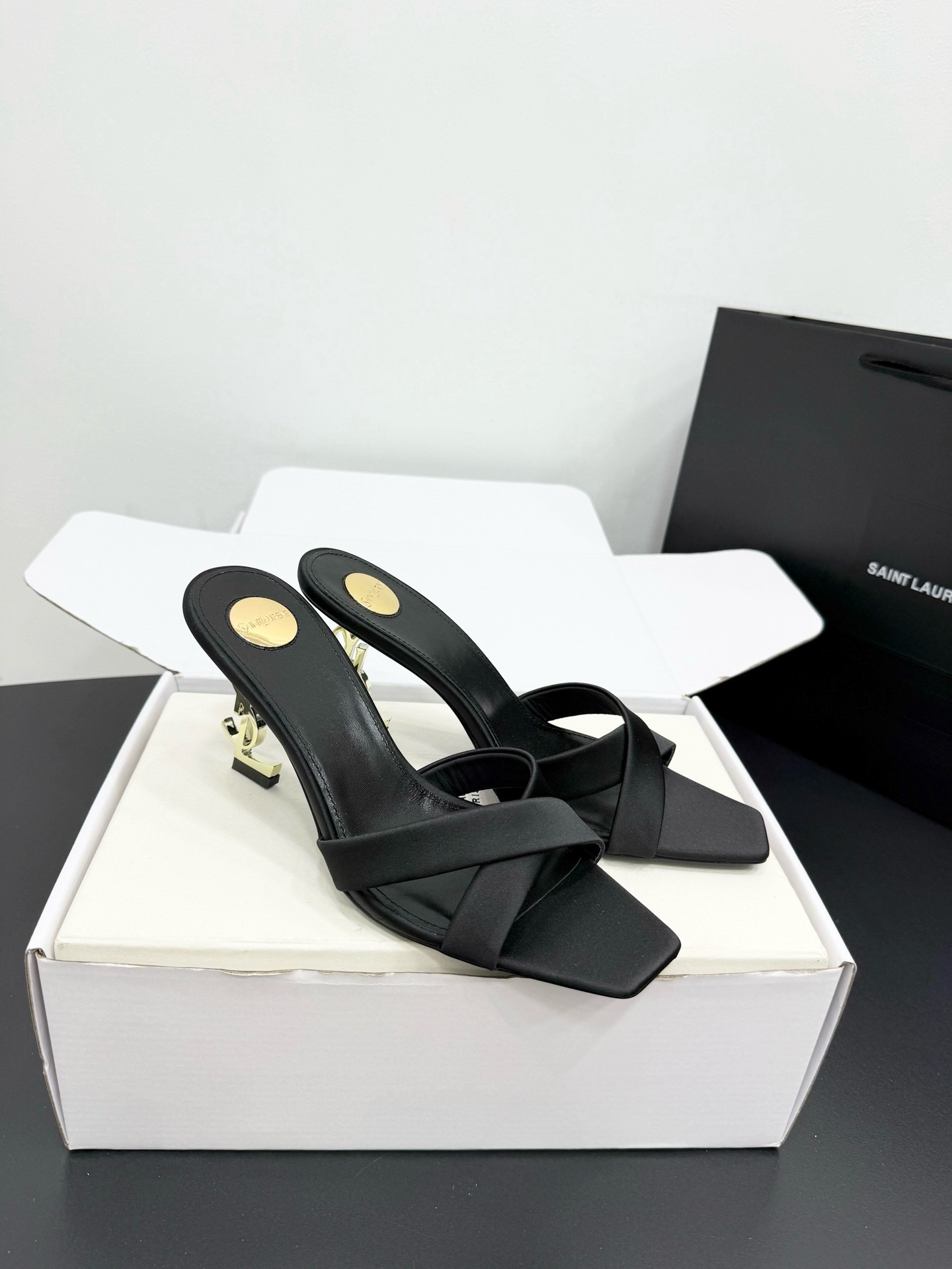 Мюли женские в стиле Saint Laurent Opyum из шелкового сатина черного цвета