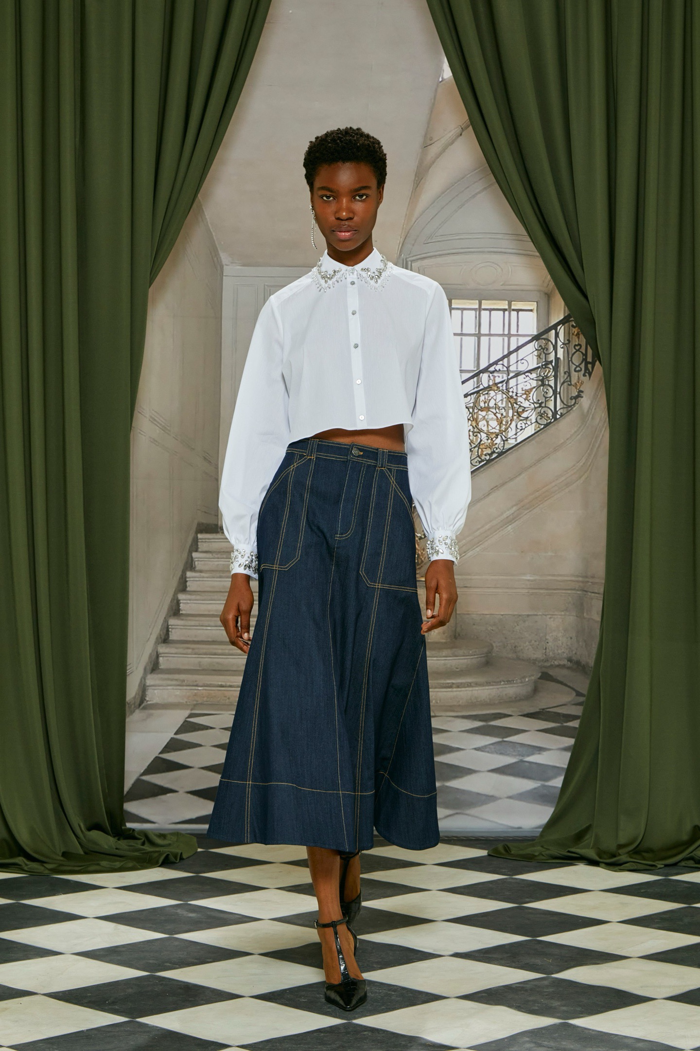 Рубашка женская в стиле CinqàSept  из хлопка белого цвета укороченная с декоративной отделкой