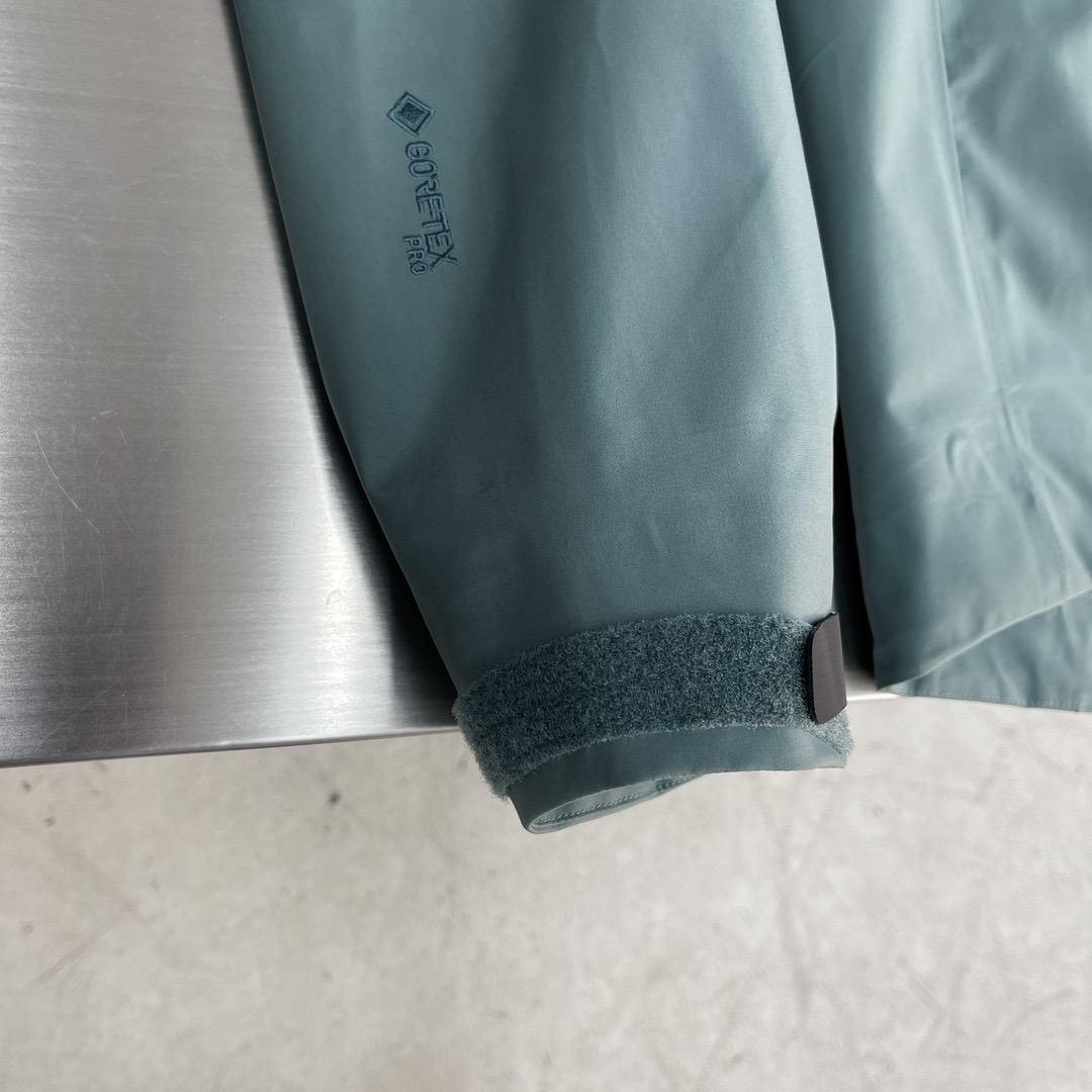 Куртка унисекс в стиле Arc'teryx Alpha SV с капюшоном зелёно-чёрного цвета