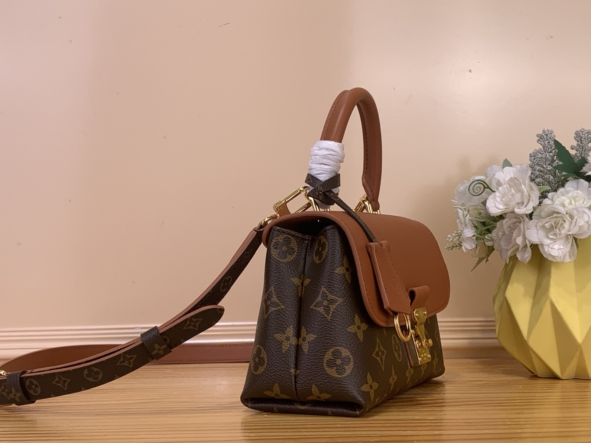 Сумка женская в стиле Louis Vuitton Madeleine BB Monogram с кожаным клапаном