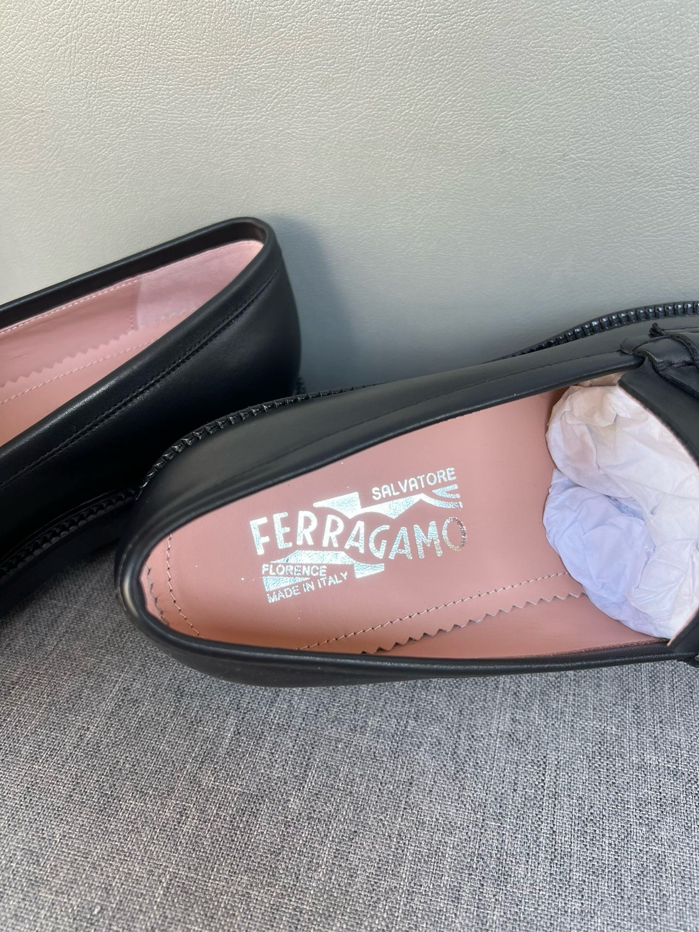 Лоферы мужские в стиле Salvatore Ferragamo из натуральной кожи черного цвета