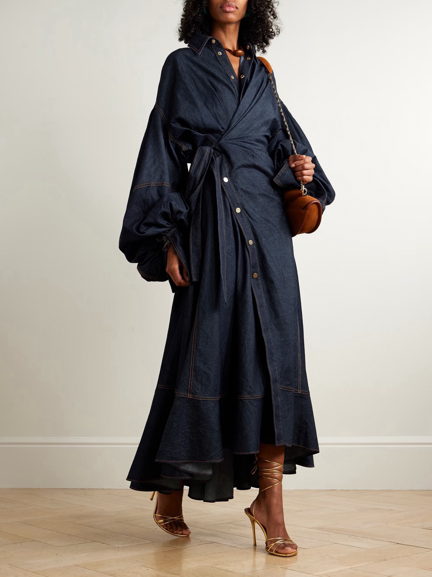 Платье женское в стиле Zimmermann  из денима тёмно-синего цвета с поясом и объёмными рукавами