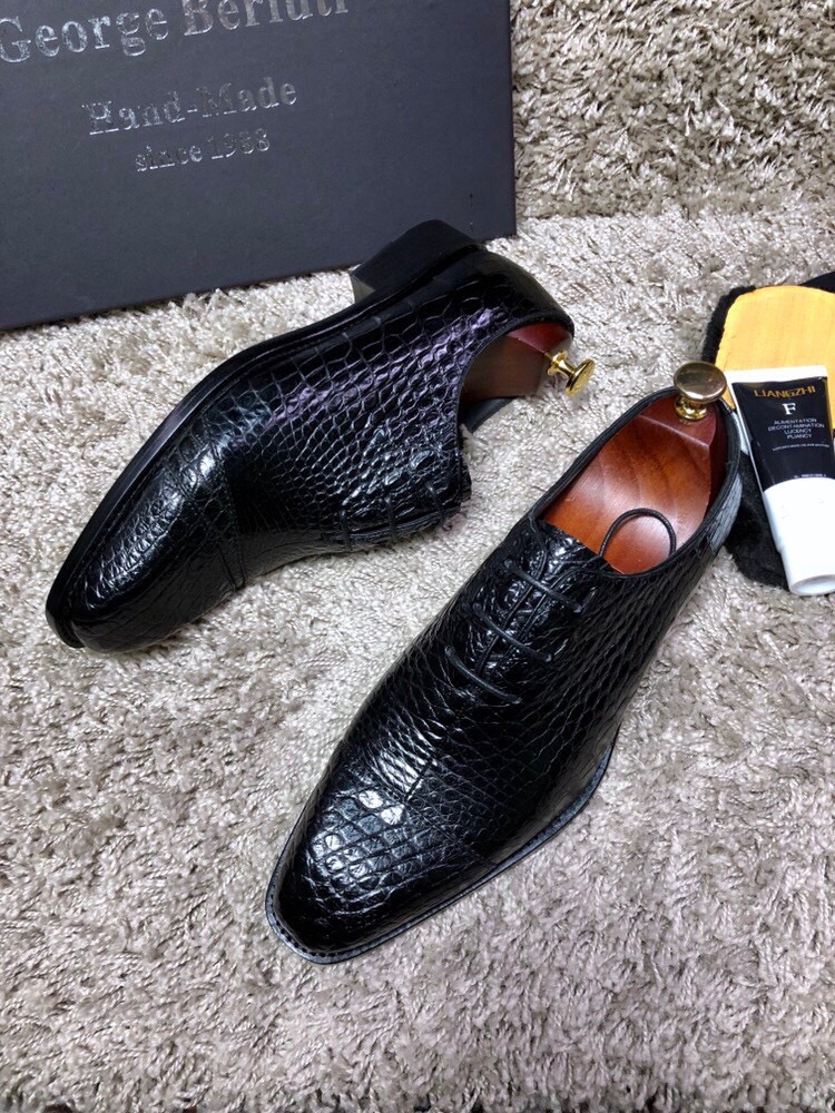 Туфли мужские Berluti из кожи крокодила черного цвета