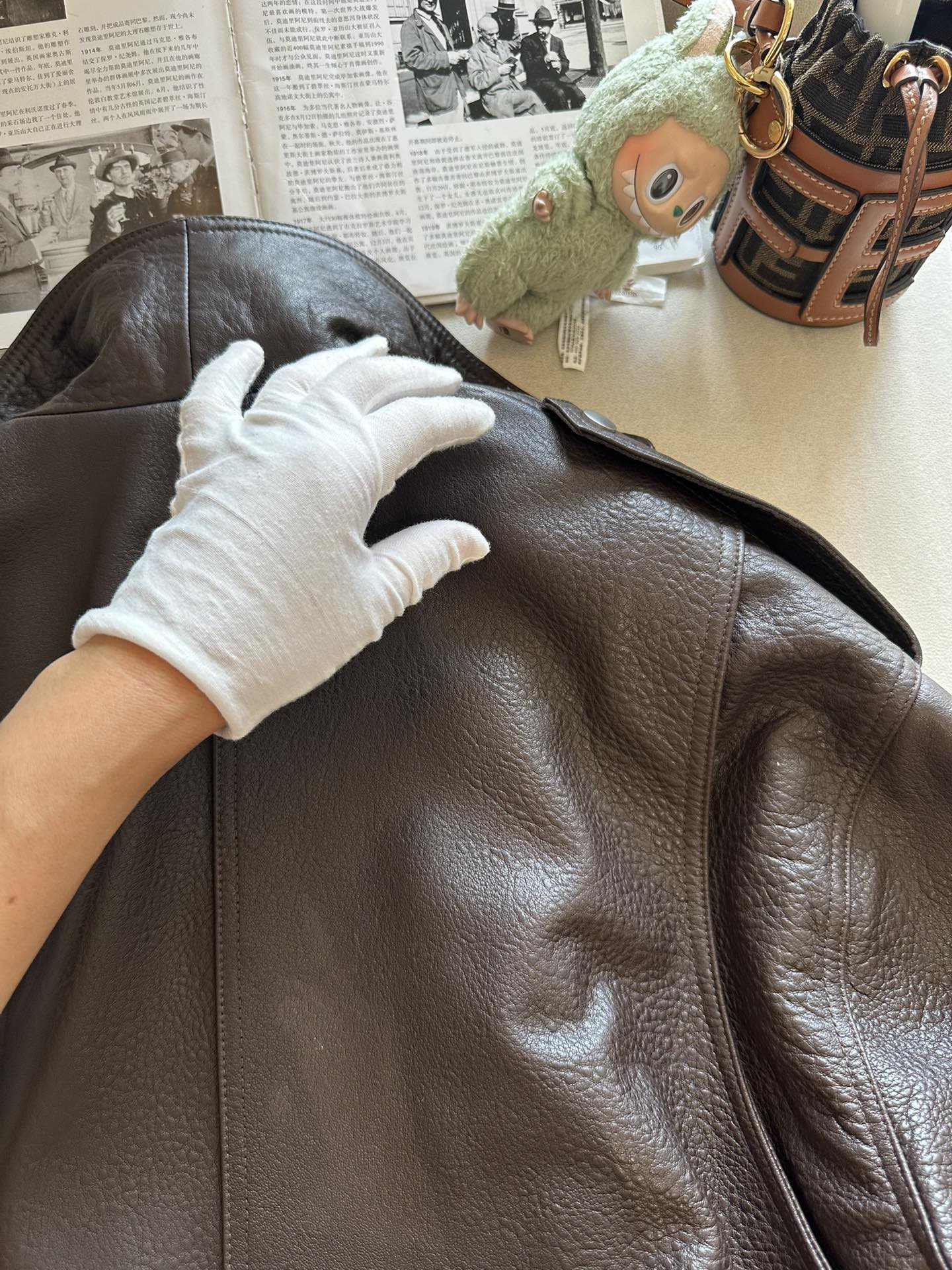 Куртка женская в стиле Alaïa из натуральной кожи тёмно-коричневого цвета укороченная с акцентным поясом