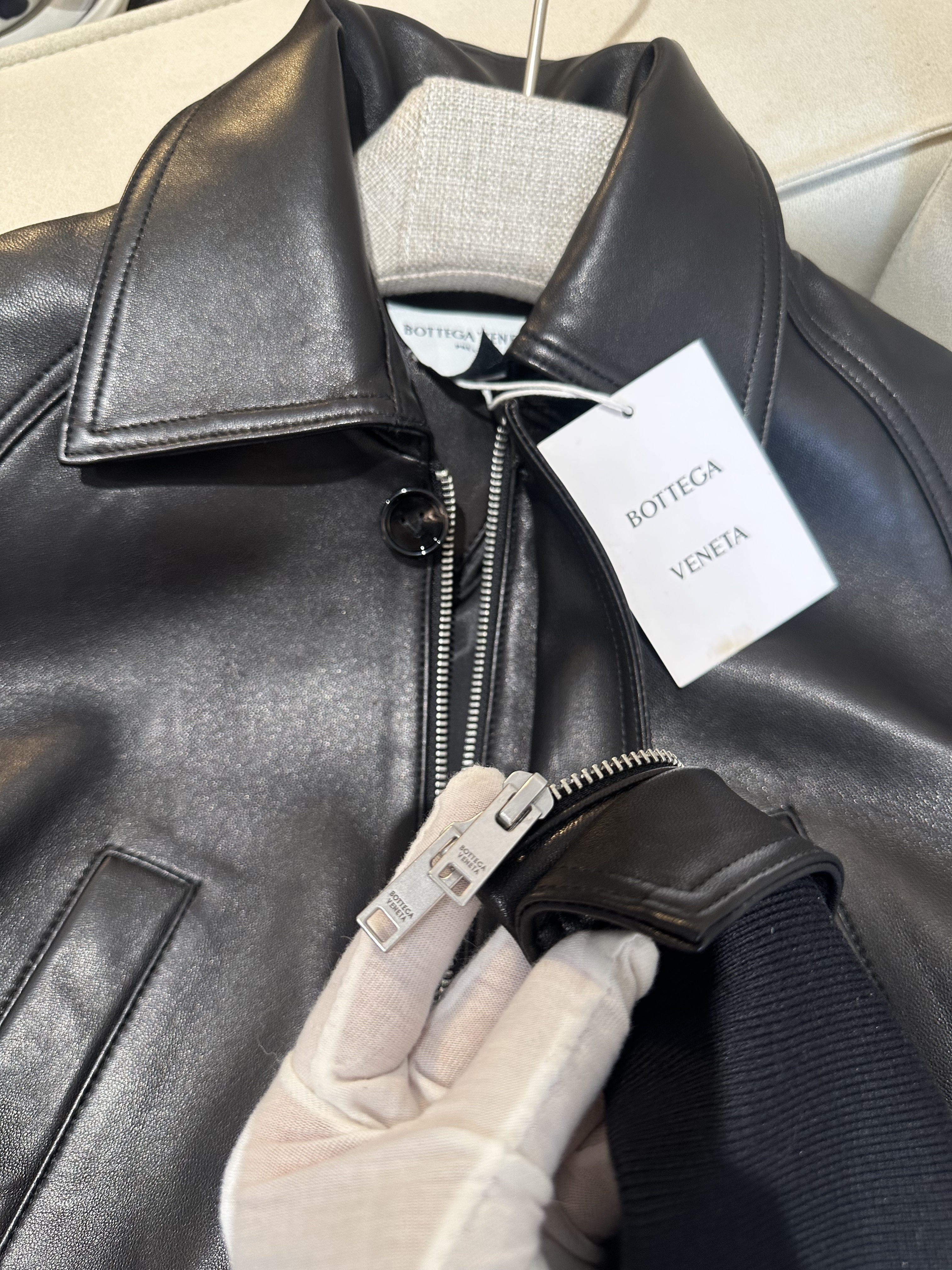 Куртка унисекс в стиле Bottega Veneta чёрного цвета с отложным воротником