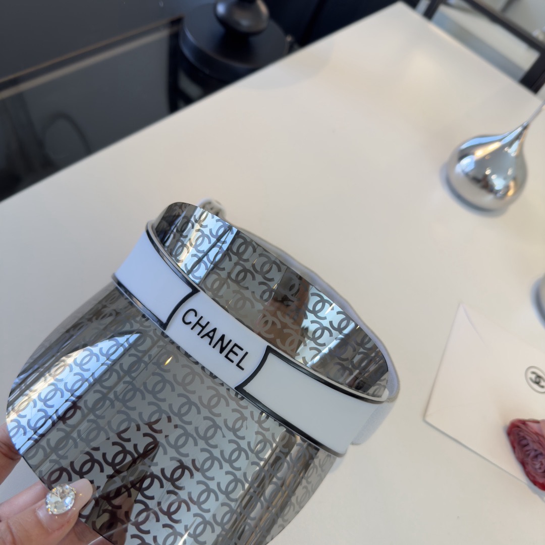 Козырёк женский в стиле Chanel серебристого цвета