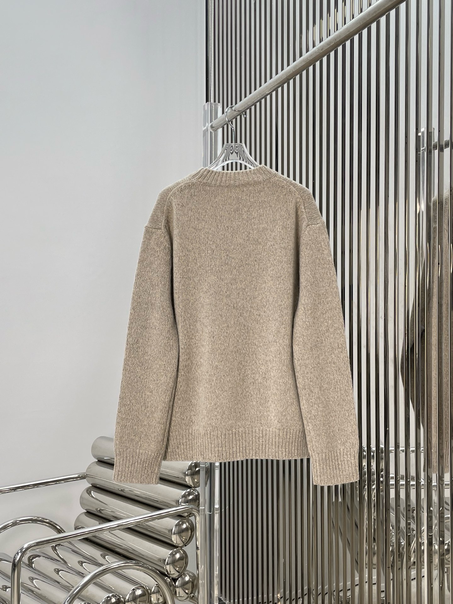 Свитер женский в стиле The Row из шерсти и кашемира бежевого цвета