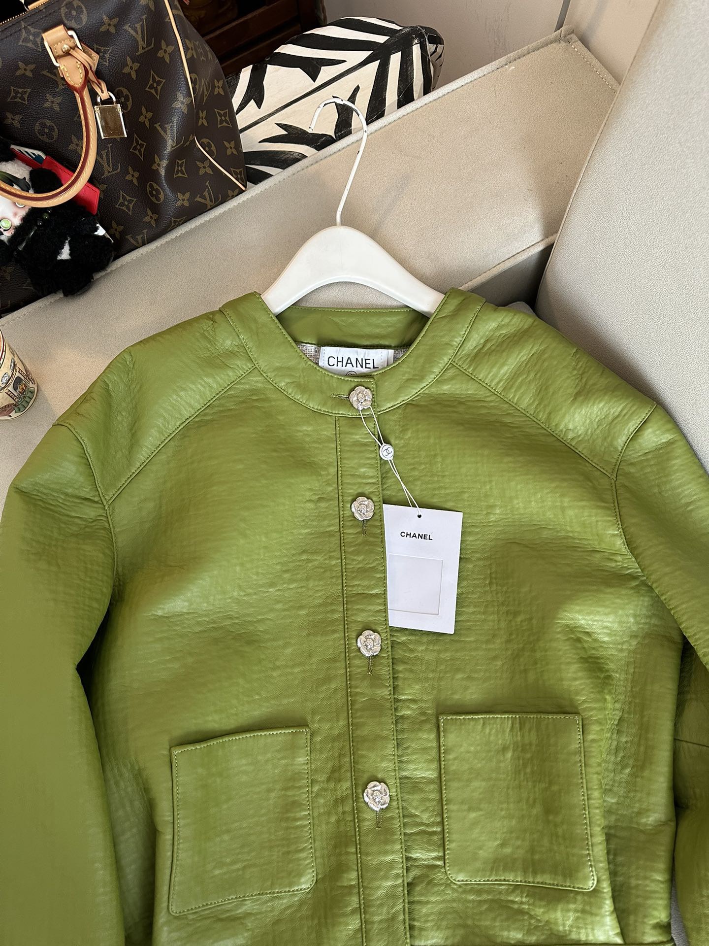 Куртка женская в стиле Chanel из натуральной кожи зелёного цвета укороченная с декоративными пуговицами