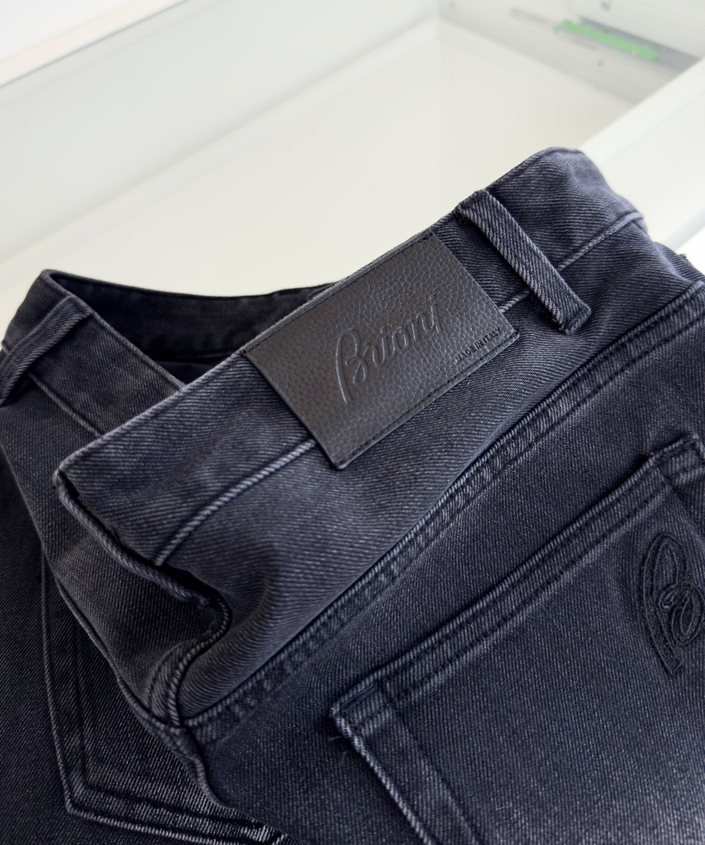 Джинсы мужские в стиле Brioni прямого кроя чёрно-серого цвета из денима