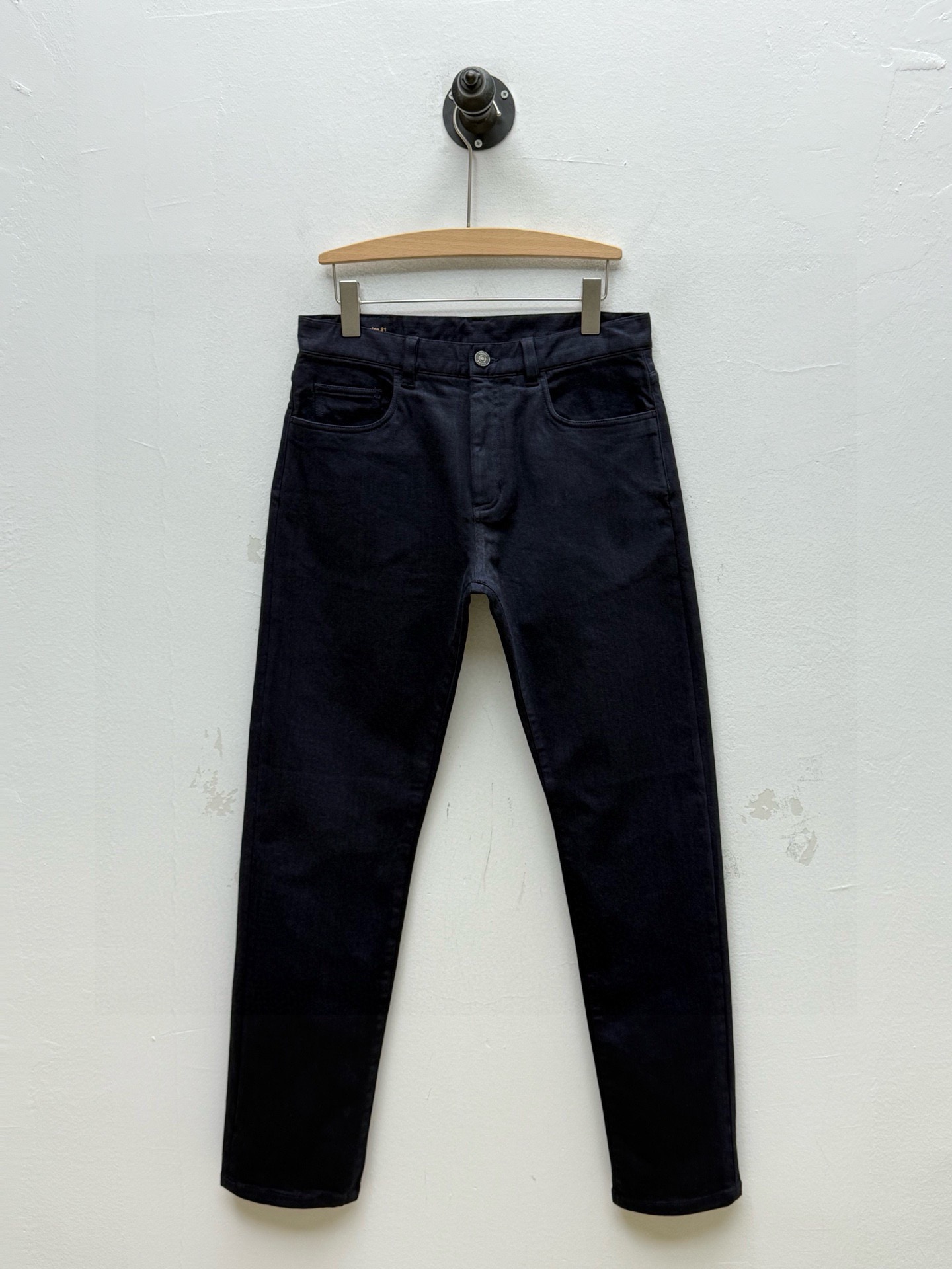 Джинсы мужские в стиле Zegna из хлопково-льняного денима тёмно-синего цвета с вышивкой логотипа