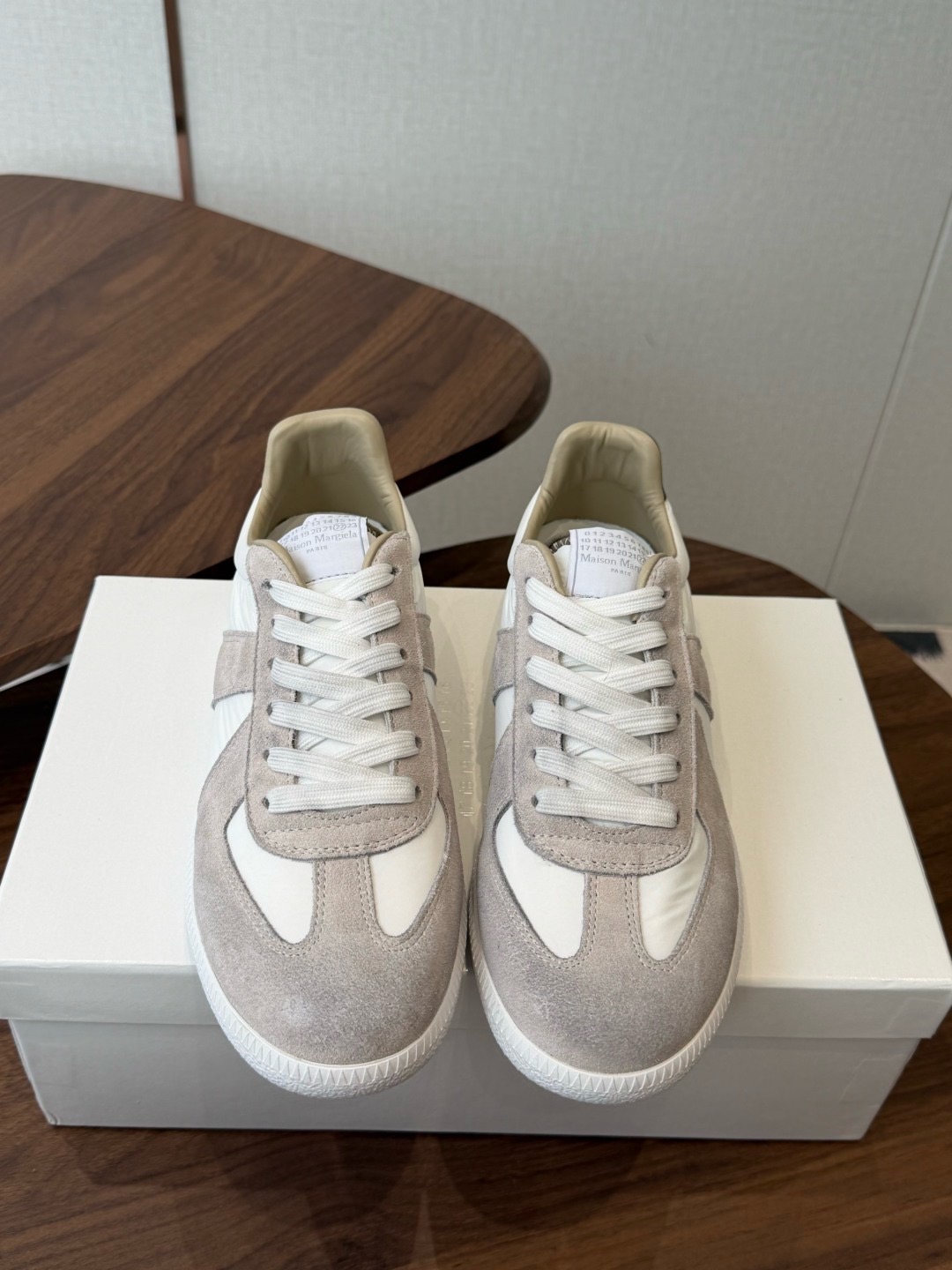 Кроссовки Maison Margiela Replica бело-бежевого цвета