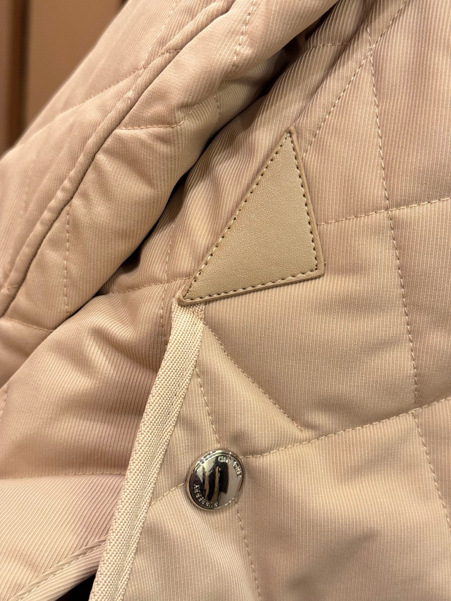 Куртка женская в стиле Burberry укороченная светло-коричневого цвета с вельветовым воротником