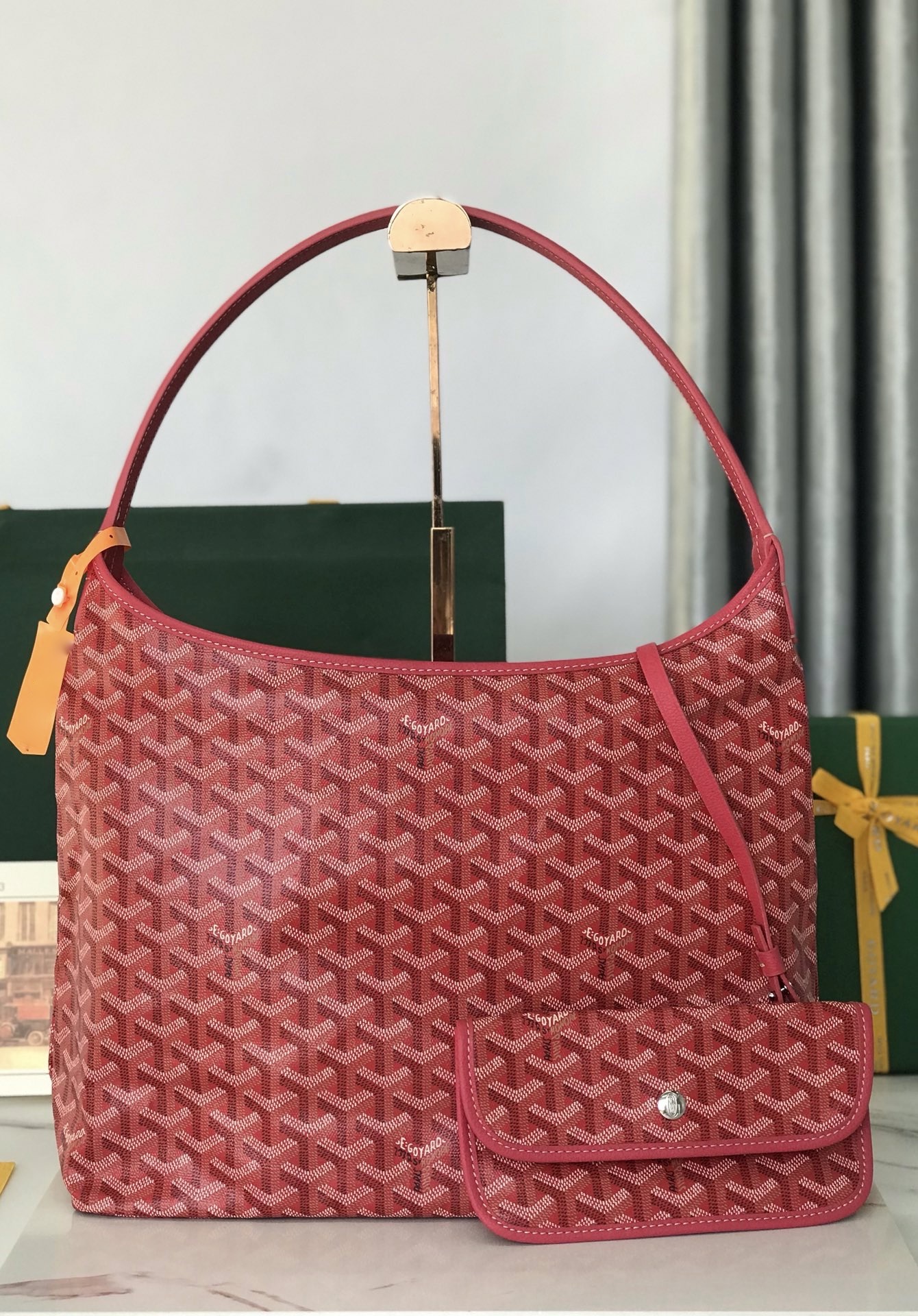 Сумка женская Goyard Hobo Bohème малинового цвета