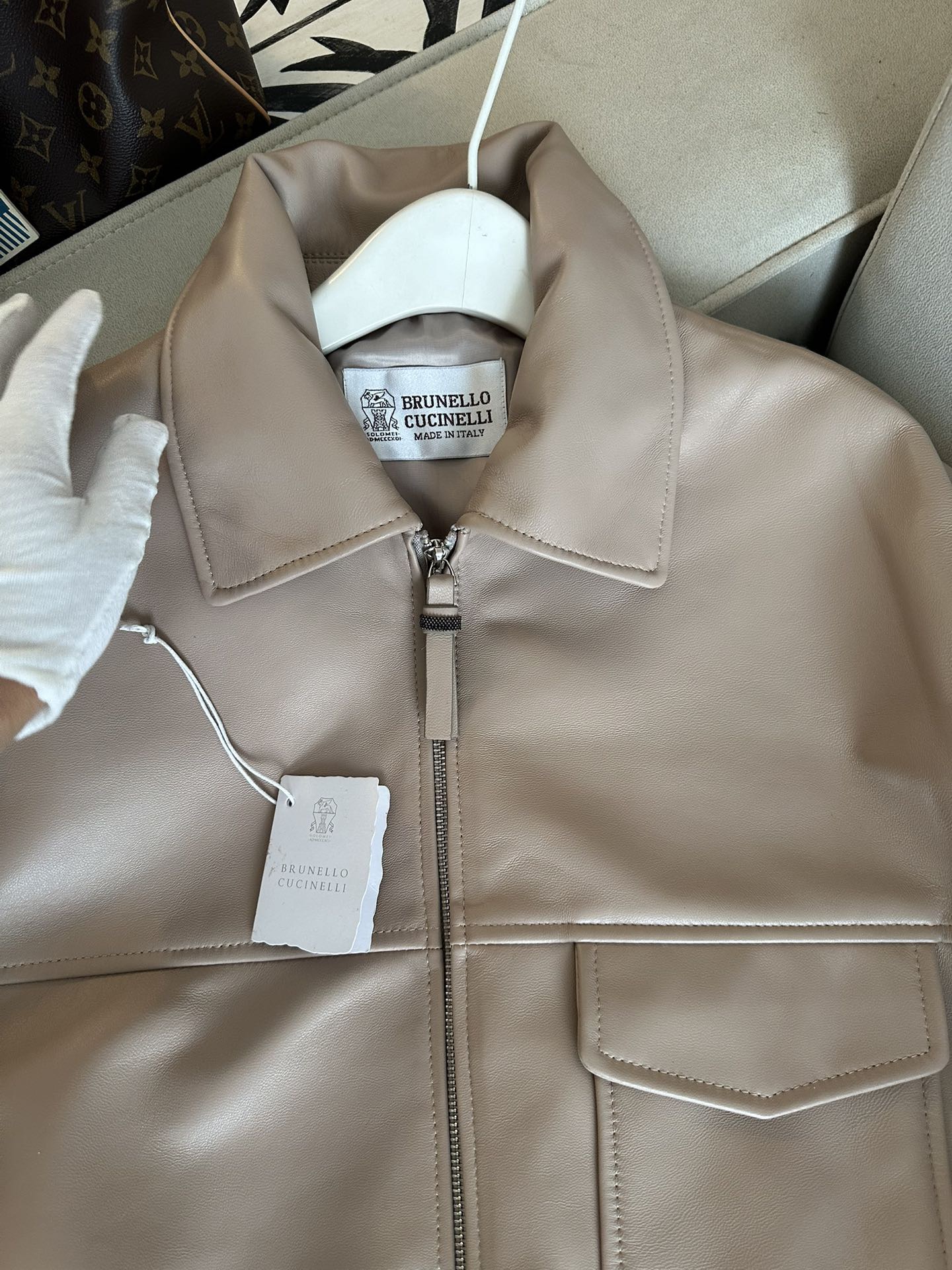 Куртка женская в стиле Brunello Cucinelli из натуральной кожи бежевого цвета укороченная с эластичным поясом