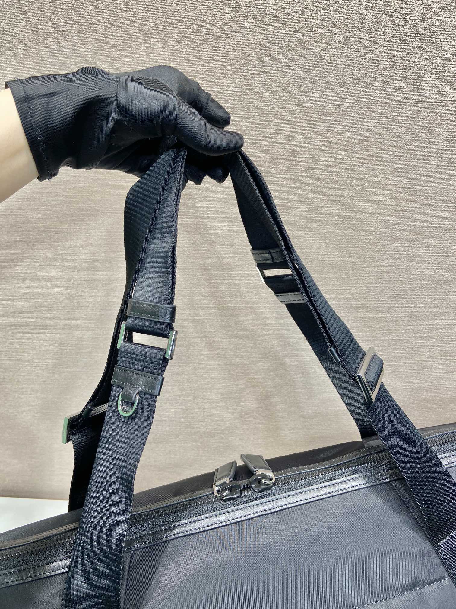 Сумка дорожная унисекс в стиле Prada Re-Nylon чёрного цвета с регулируемыми ручками