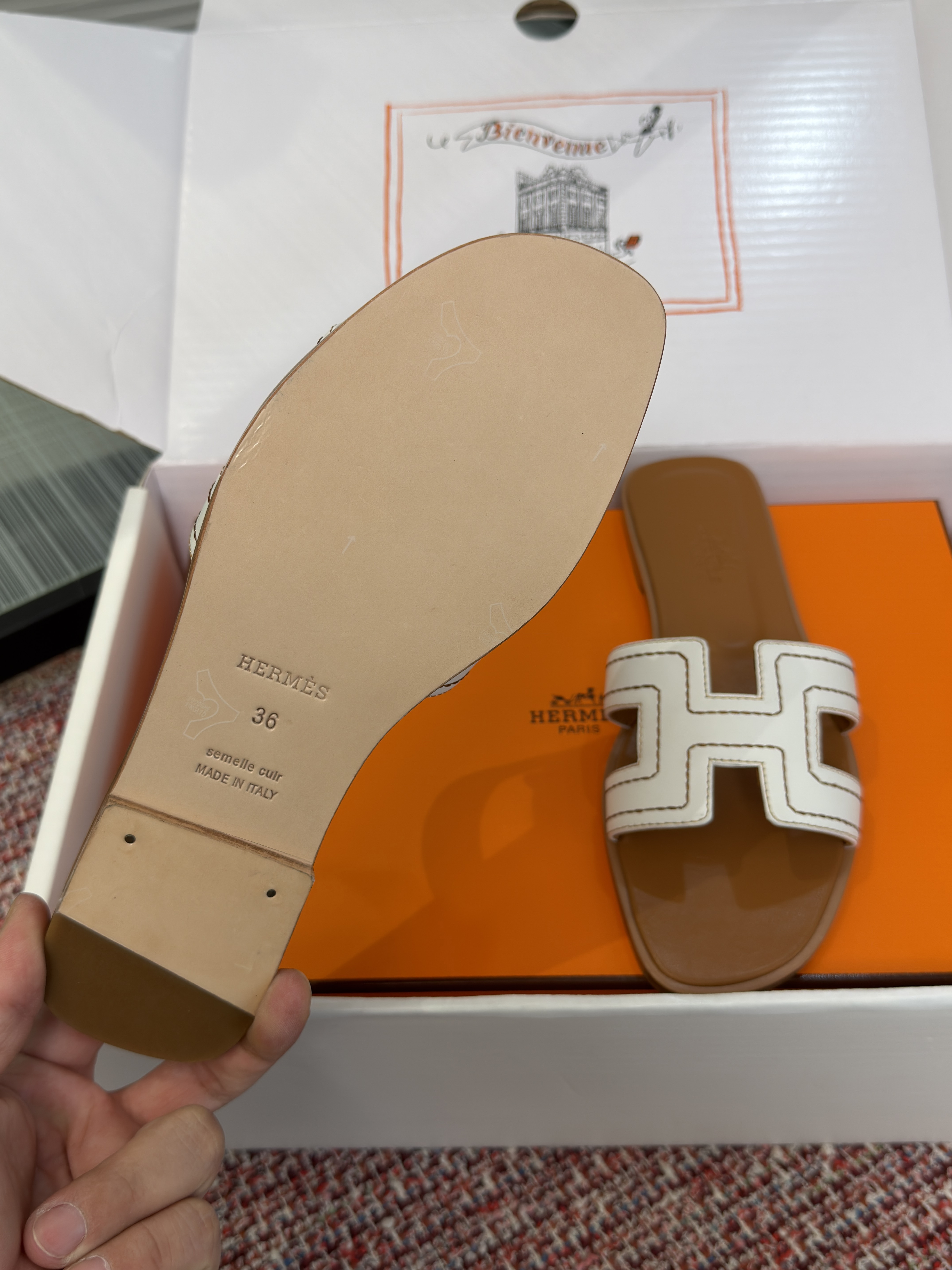 Шлёпанцы женские в стиле Hermès Oran коричнево-белого цвета