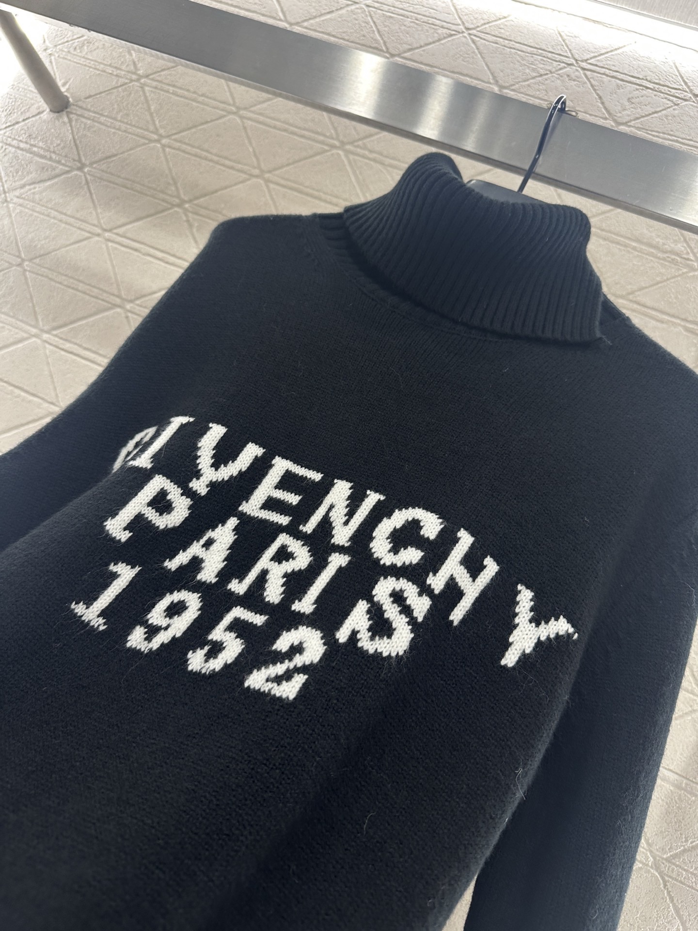 Свитер женский Givenchy Paris 1952 чёрного цвета с высоким воротом