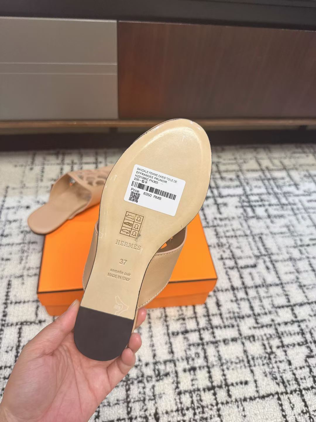 Сандалии женские в стиле Hermès Oran бежевого цвета