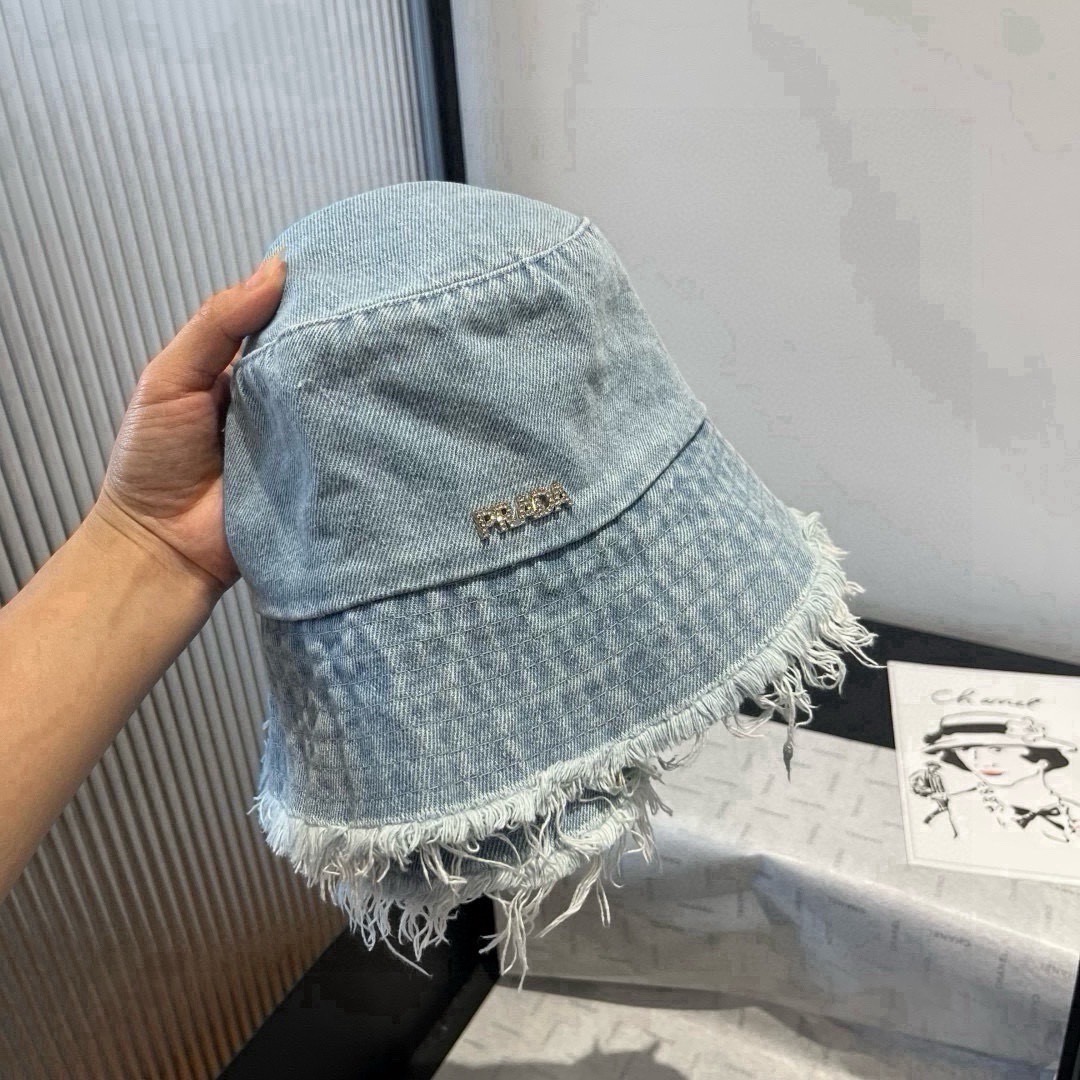 Панама женская в стиле Prada из джинсовой ткани голубого цвета с логотипом