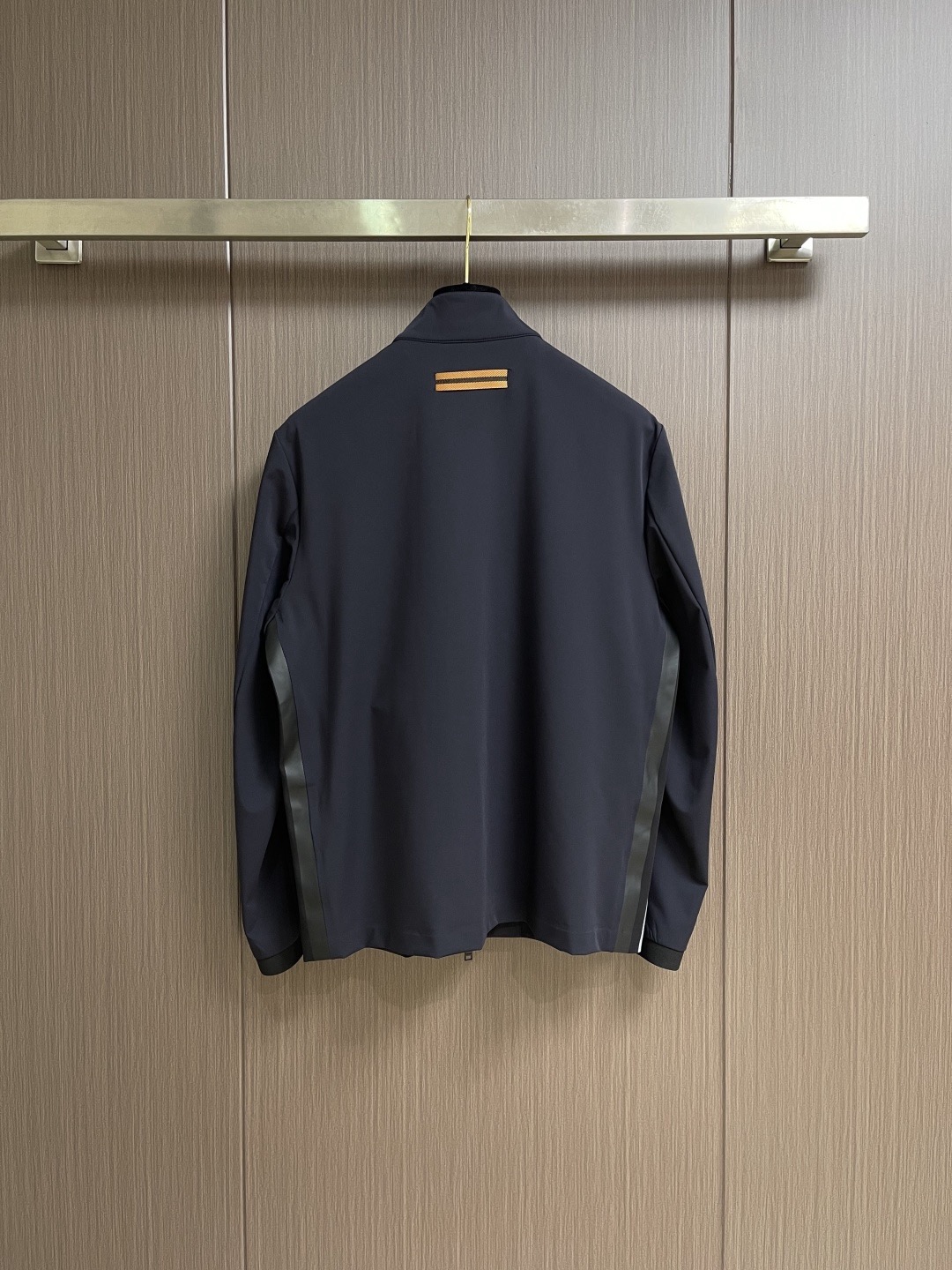 Костюм мужской в стиле Zegna тёмно-серого цвета с лампасами
