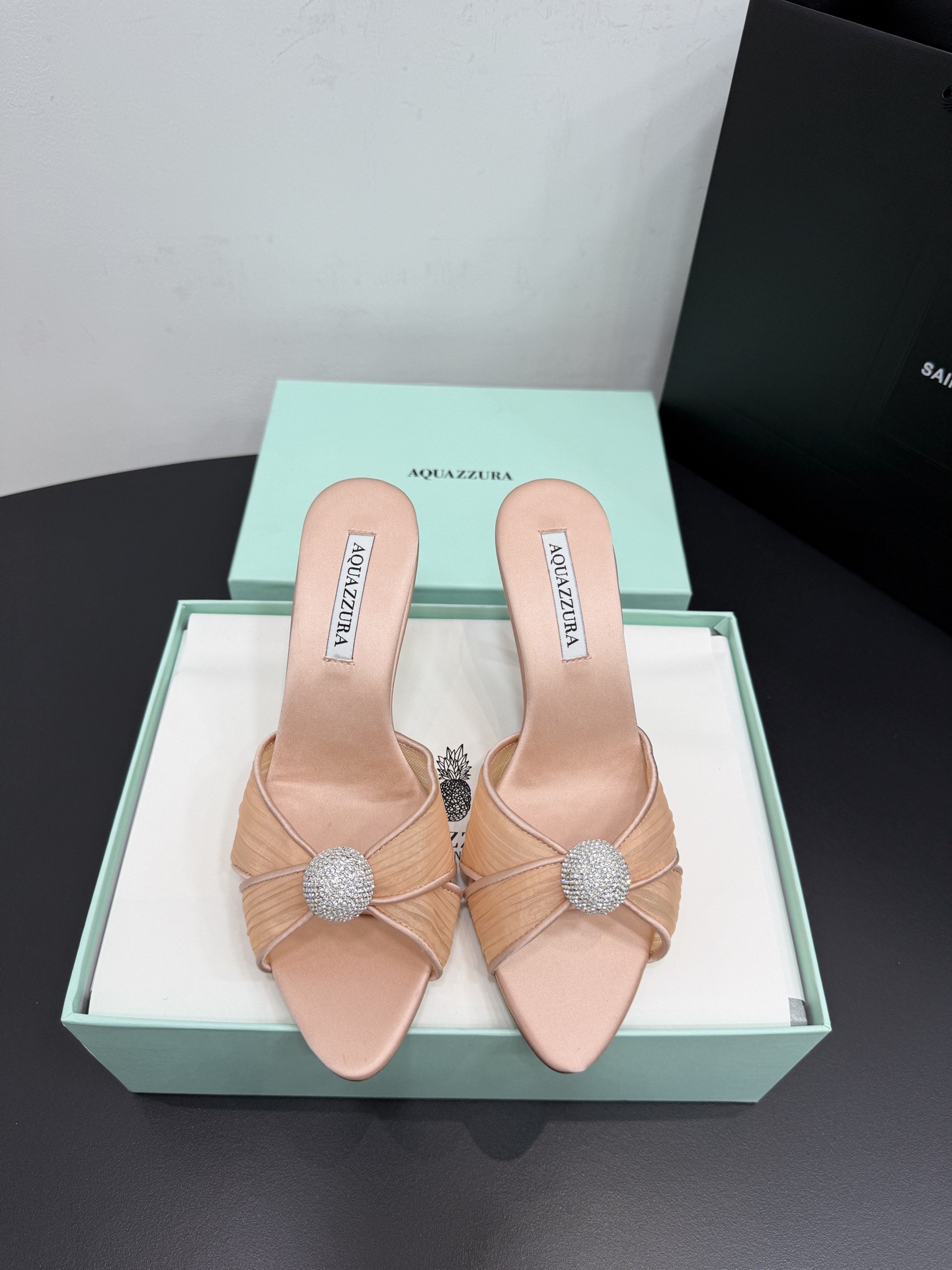Мюли женские Aquazzura из натурального шёлка бежево-розового цвета