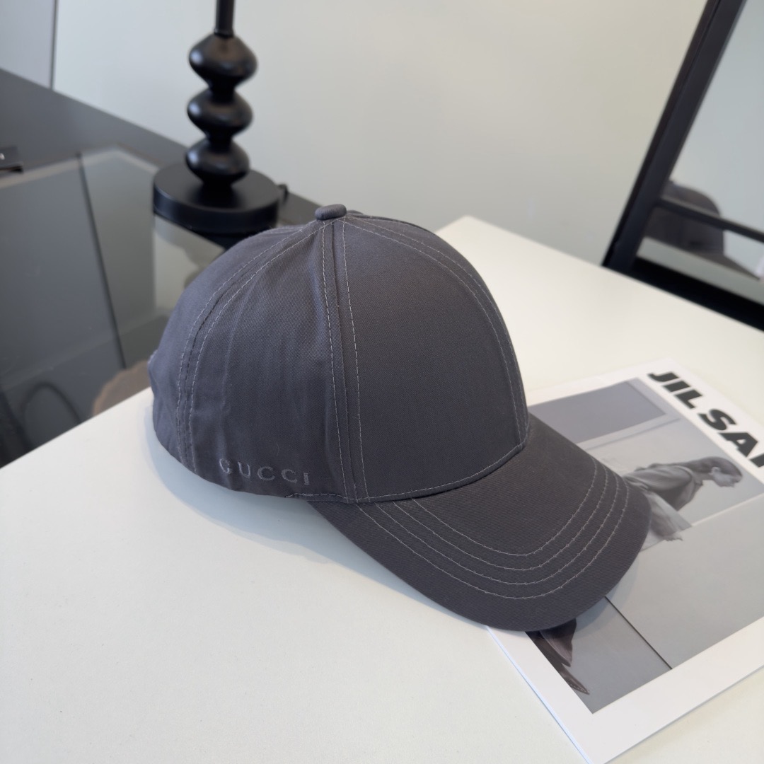 Кепка женская в стиле Gucci из хлопковой ткани серого цвета с логотипом