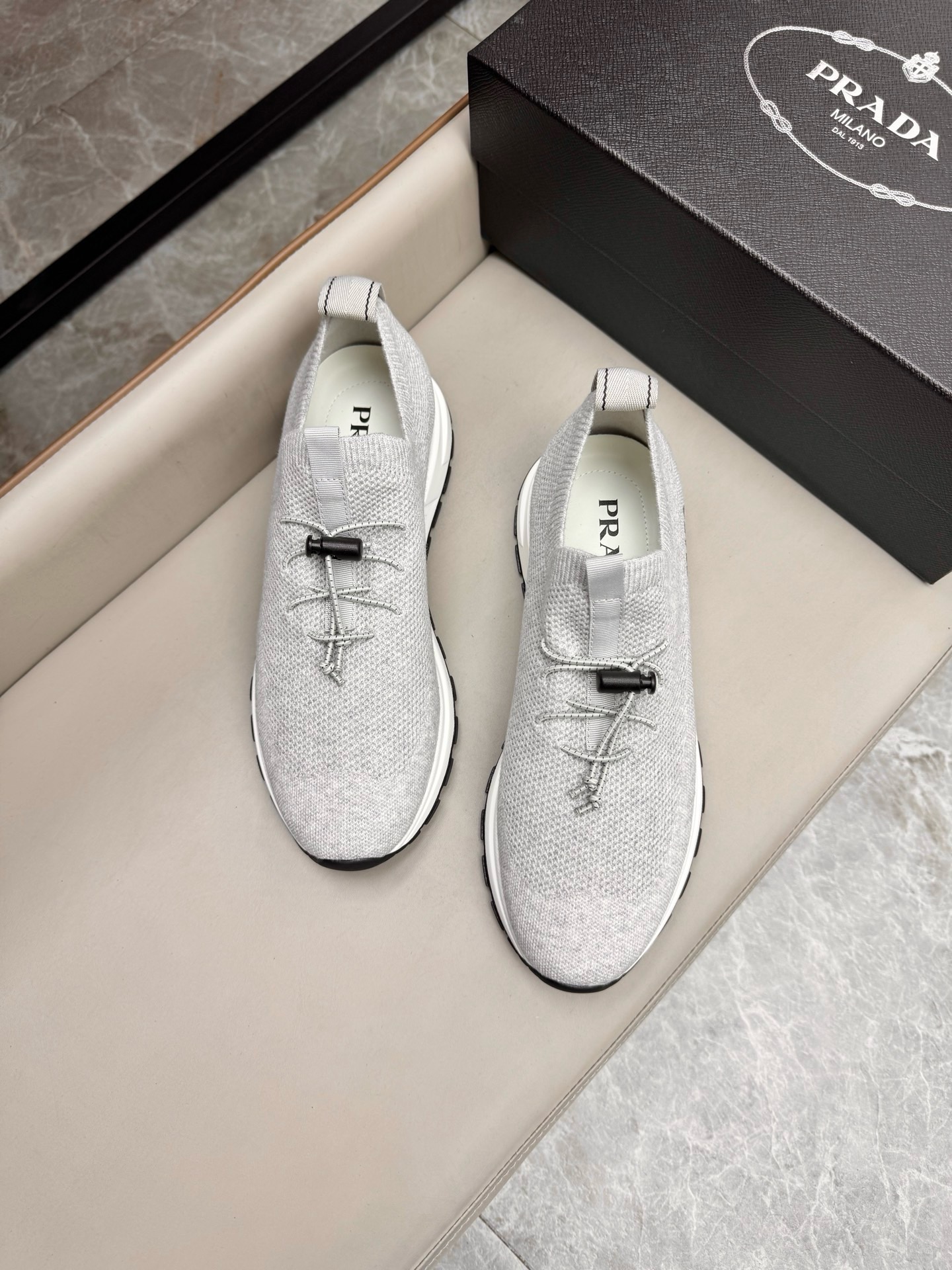 Кроссовки мужские Prada светло-серого цвета