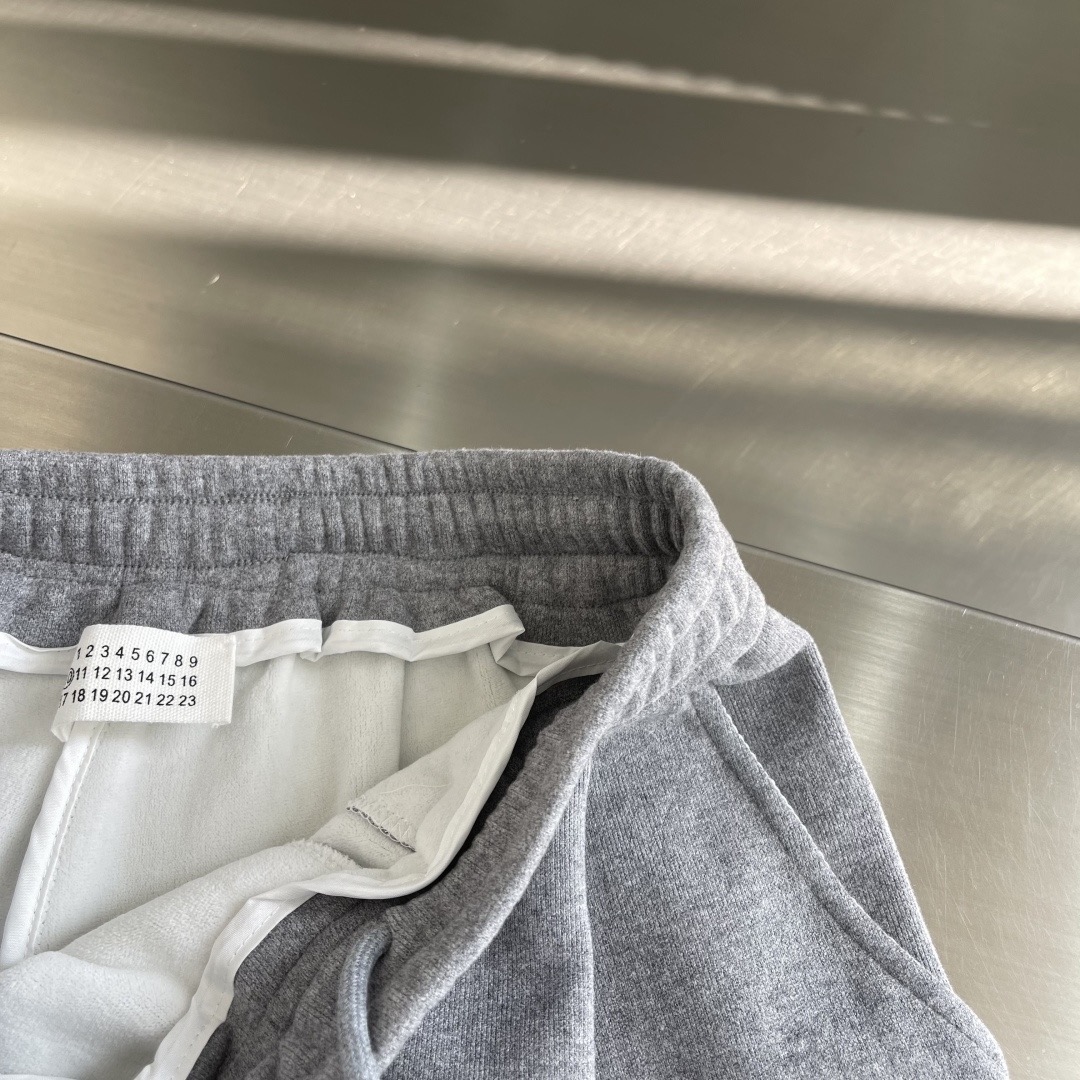 Брюки утеплённые мужские в стиле MM6 Maison Margiela из трикотажа серого цвета с флисовой подкладкой