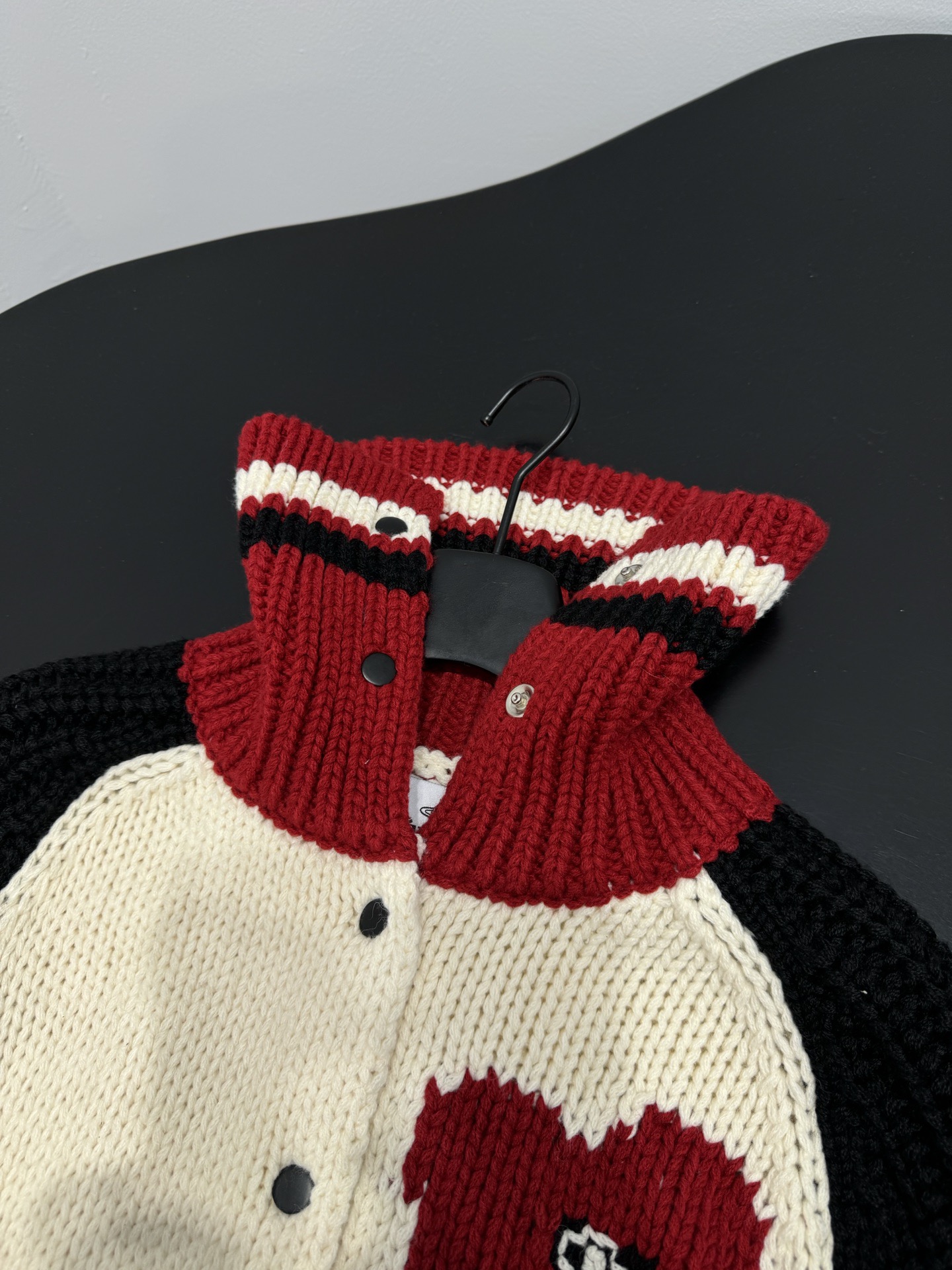 Кардиган женский в стиле Vivienne Westwood  с контрастными рукавами и вышивкой