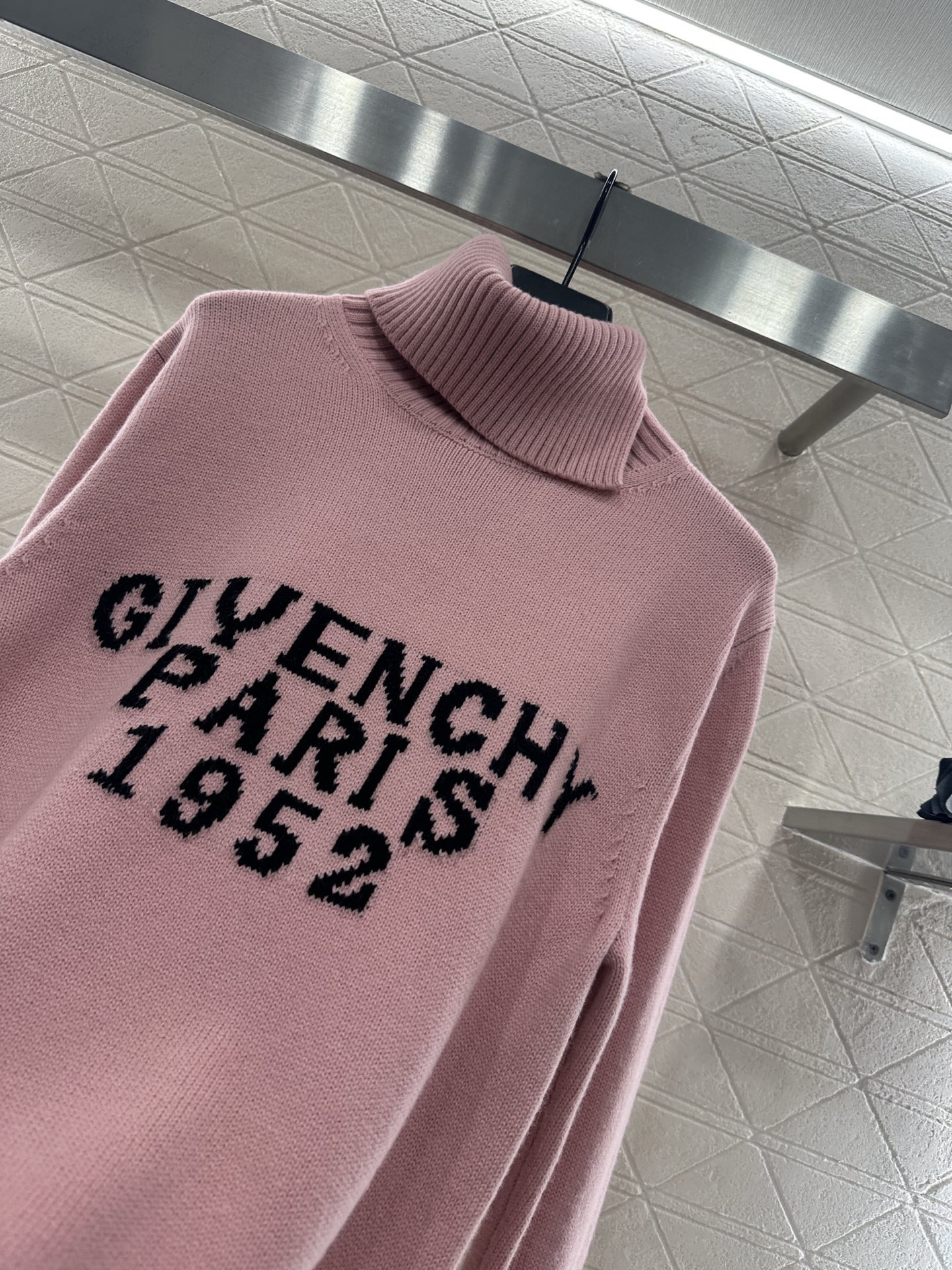Свитер женский Givenchy Paris 1952 розового цвета с высоким воротом