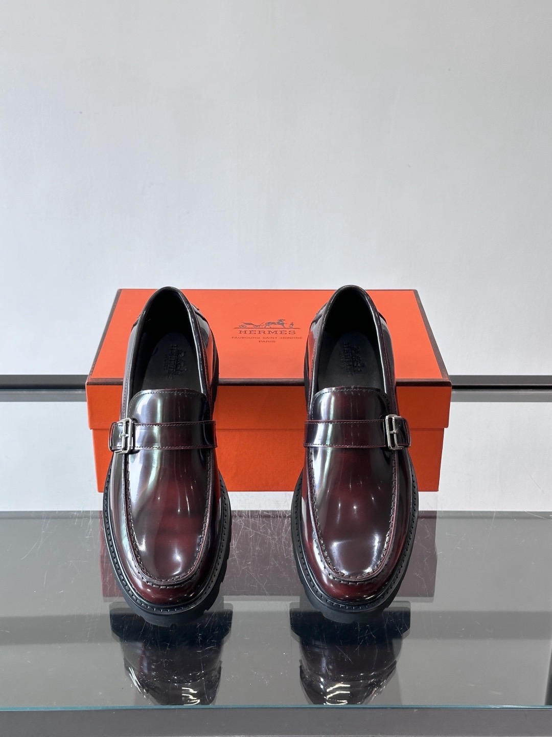 Лоферы мужские в стиле Hermes из лакированной кожи бордового цвета