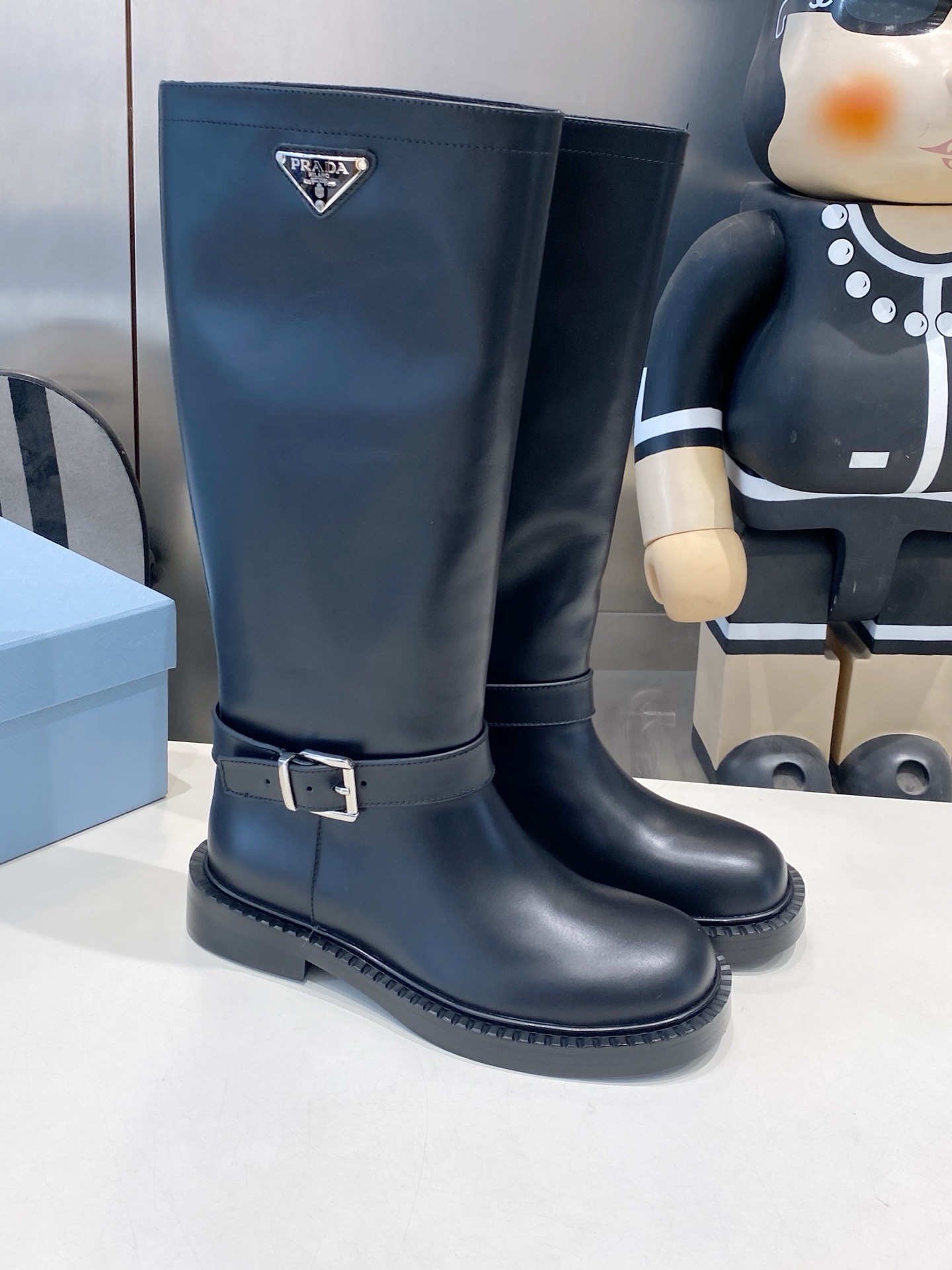 Сапоги женские Prada с ремешком чёрного цвета