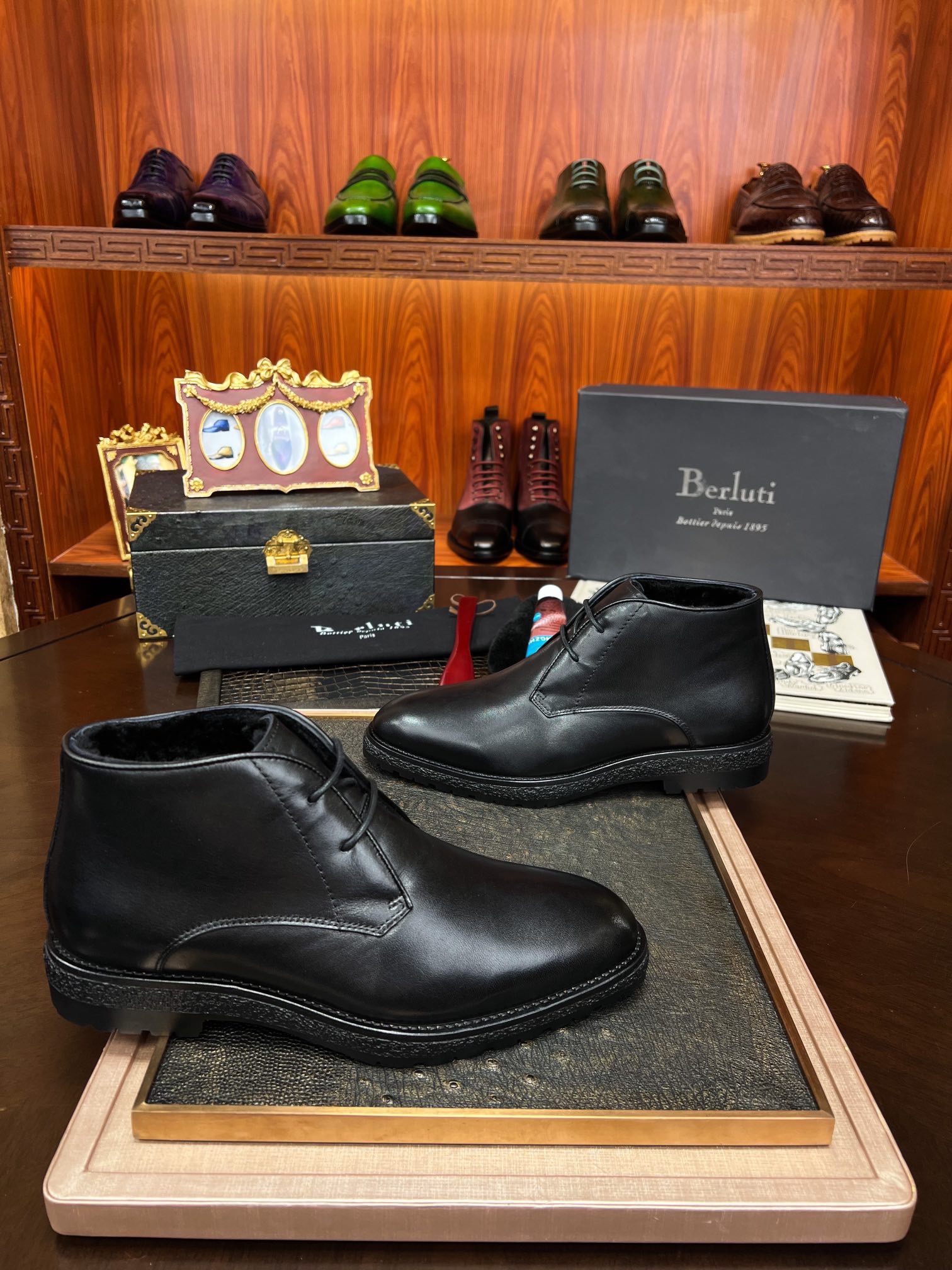 Ботинки мужские в стиле Berluti из натуральной кожи черного цвета