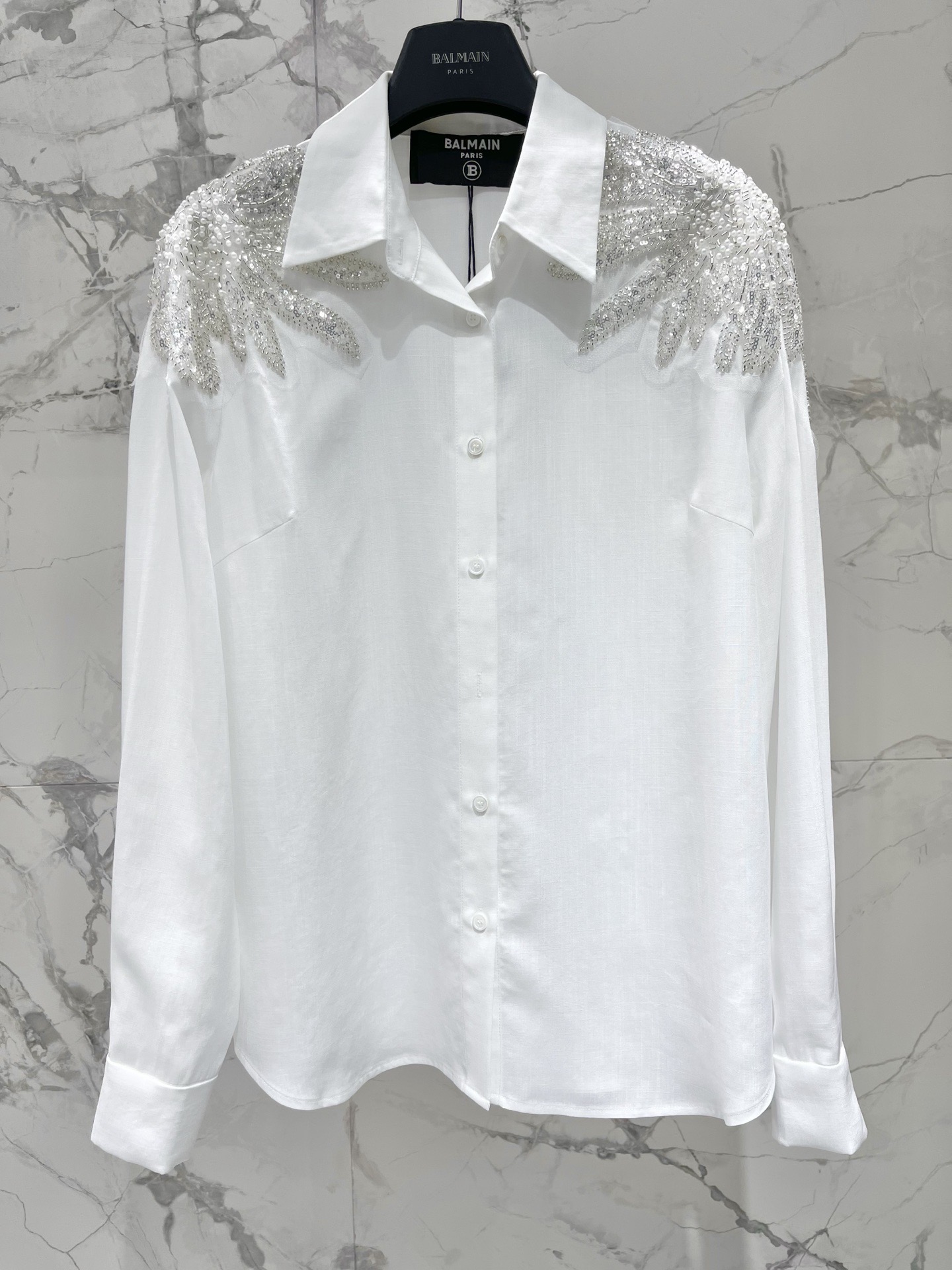 Рубашка женская в стиле Balmain с объёмной вышивкой бисером белого цвета