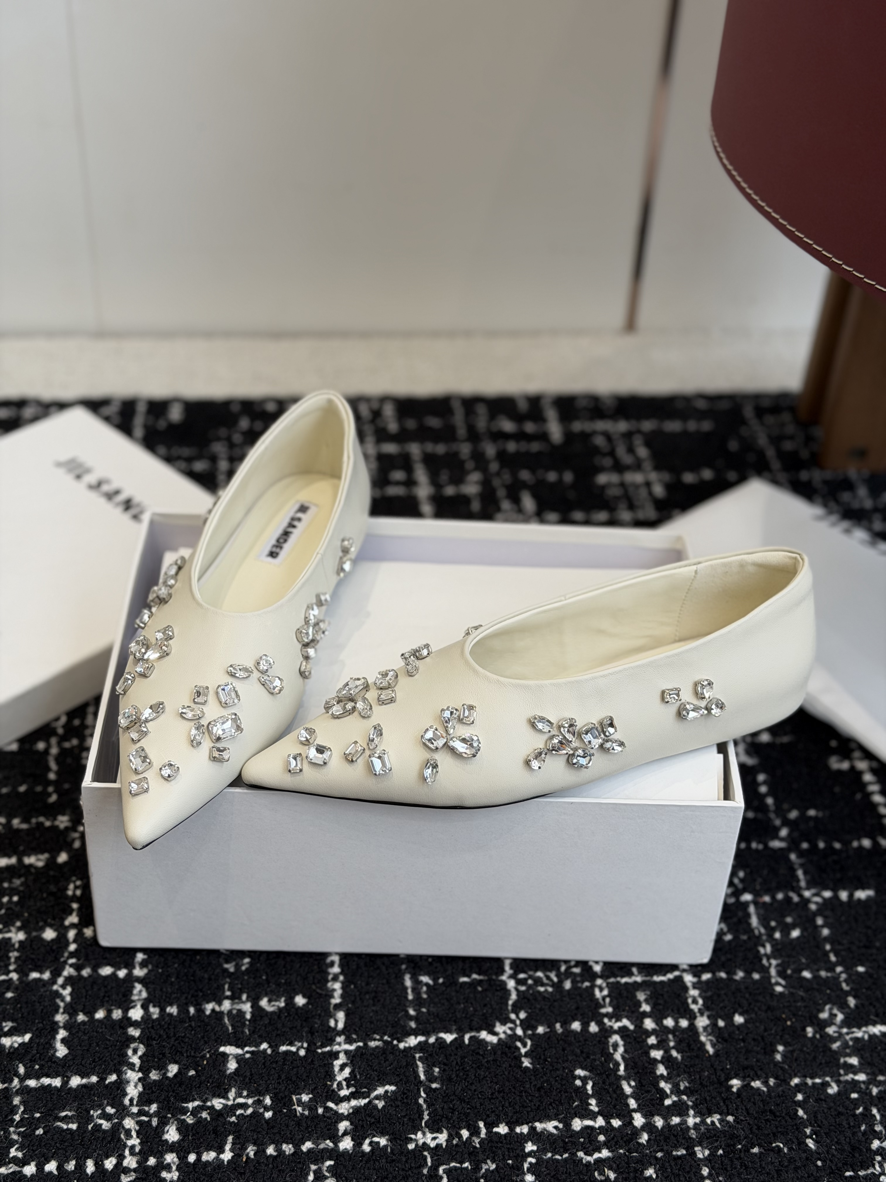 Балетки женские в стиле Jil Sander с кристаллами молочного цвета