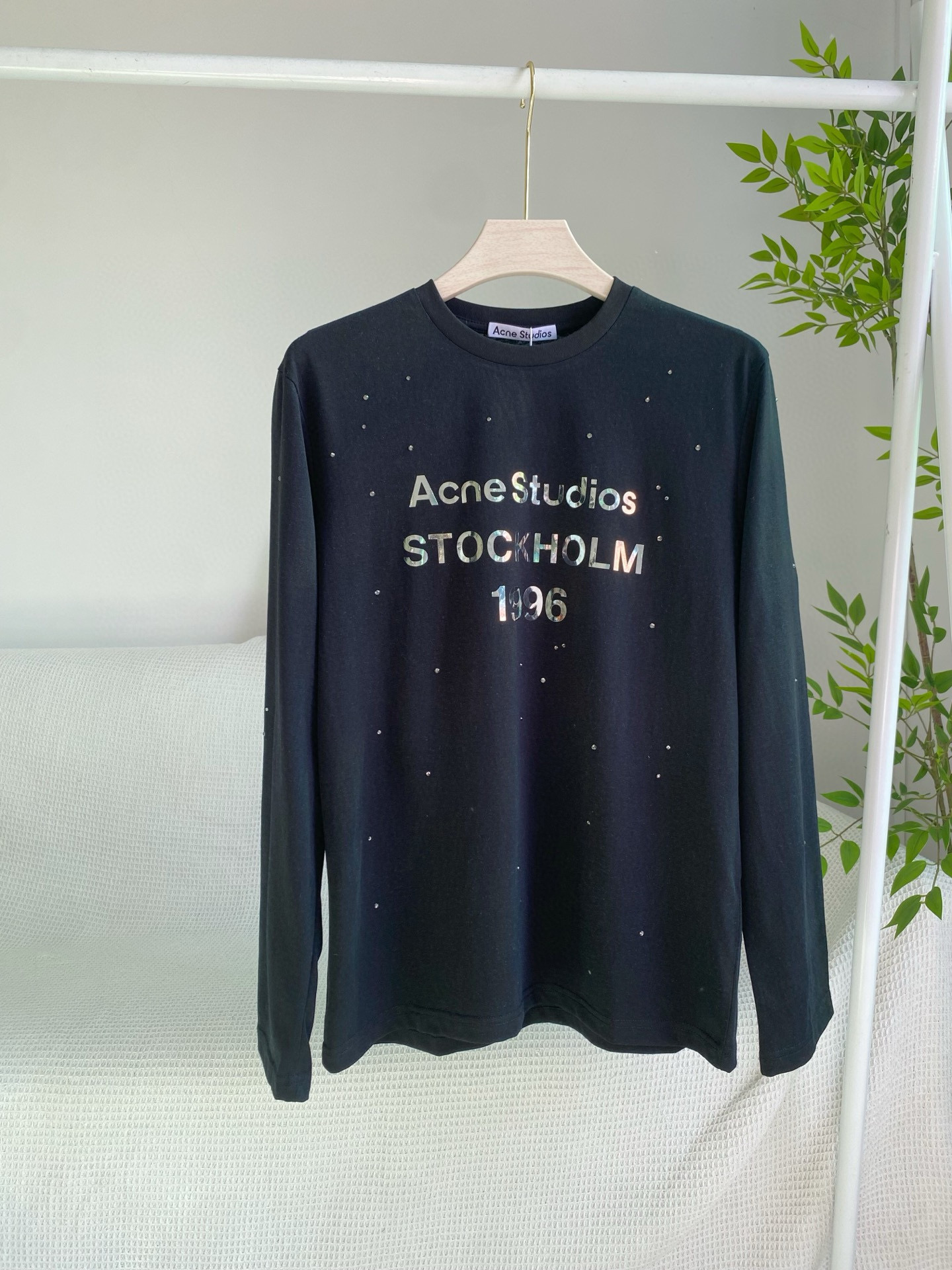 Лонгслив женский в стиле Acne Studios 1996 с металлическим логотипом и стразами в чёрном/белом цвете