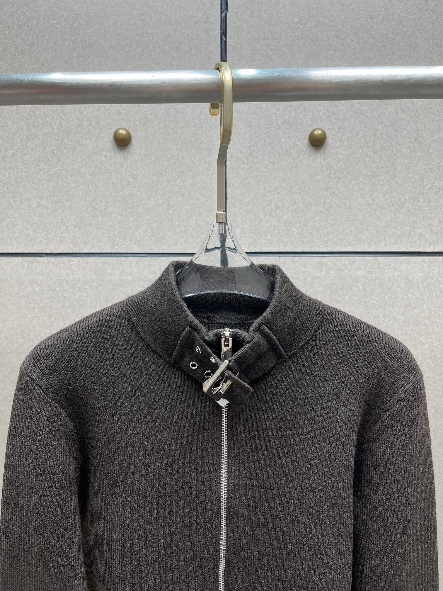 Кофта женская на молнии в стиле Magda Butrym из шерстяного трикотажа  чёрного цвета с металлической фурнитурой