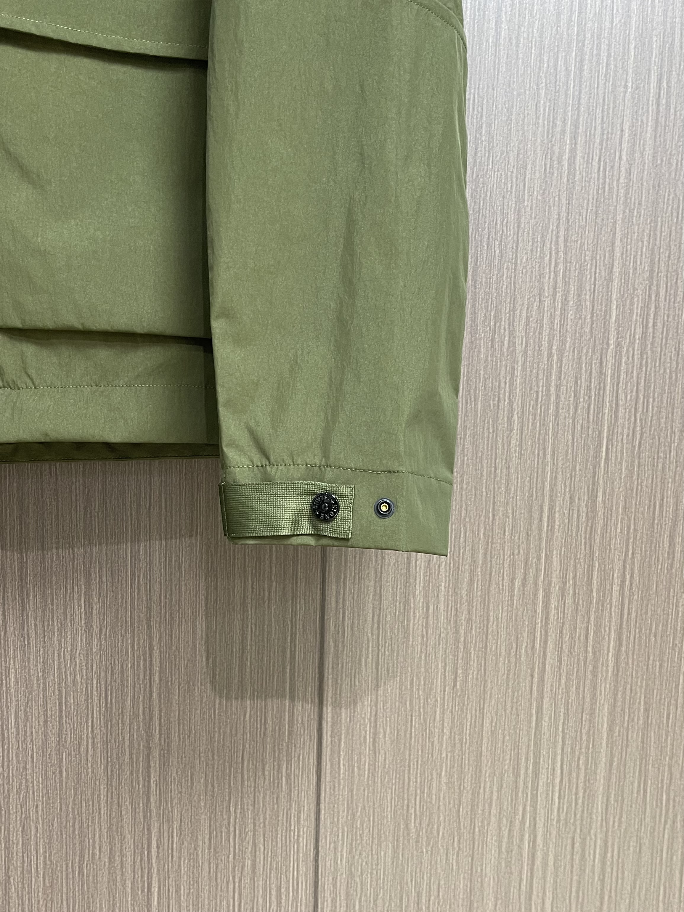 Куртка мужская в стиле Stone Island с капюшоном зелёного цвета