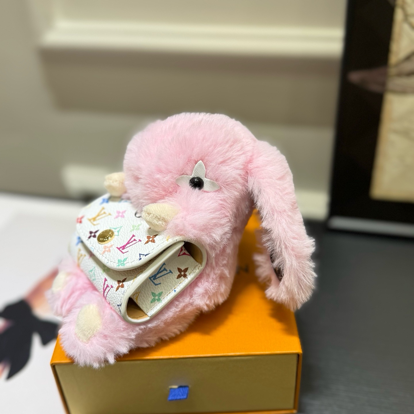 Брелок женский Louis Vuitton LV Cute Bunny розового цвета