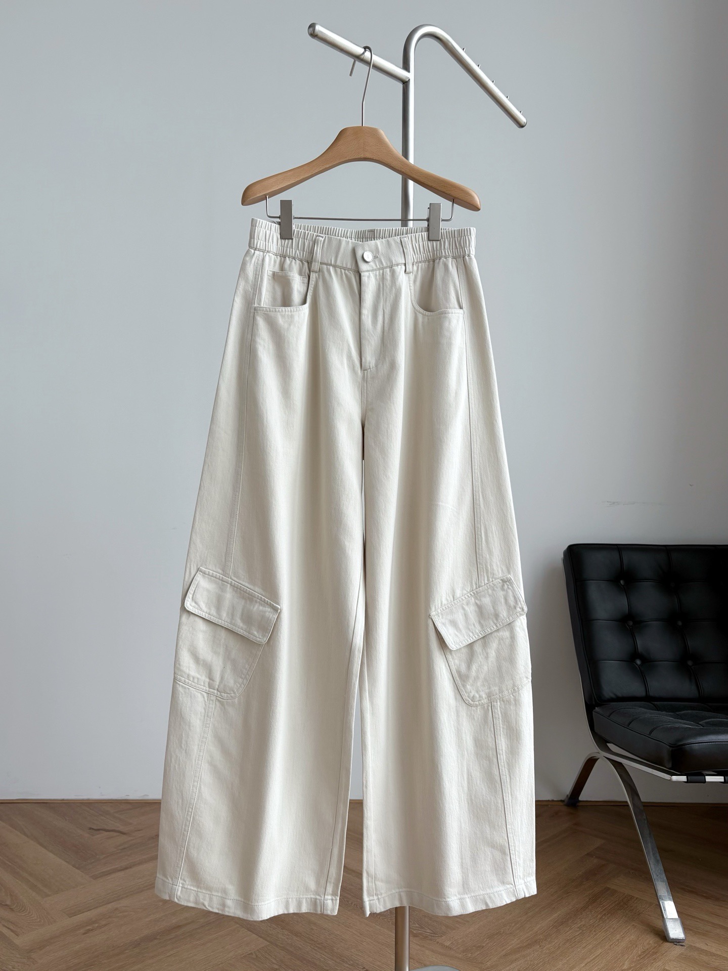 Брюки мужские в стиле Bottega Veneta хлопковые прямого кроя чёрного и бежевого цвета