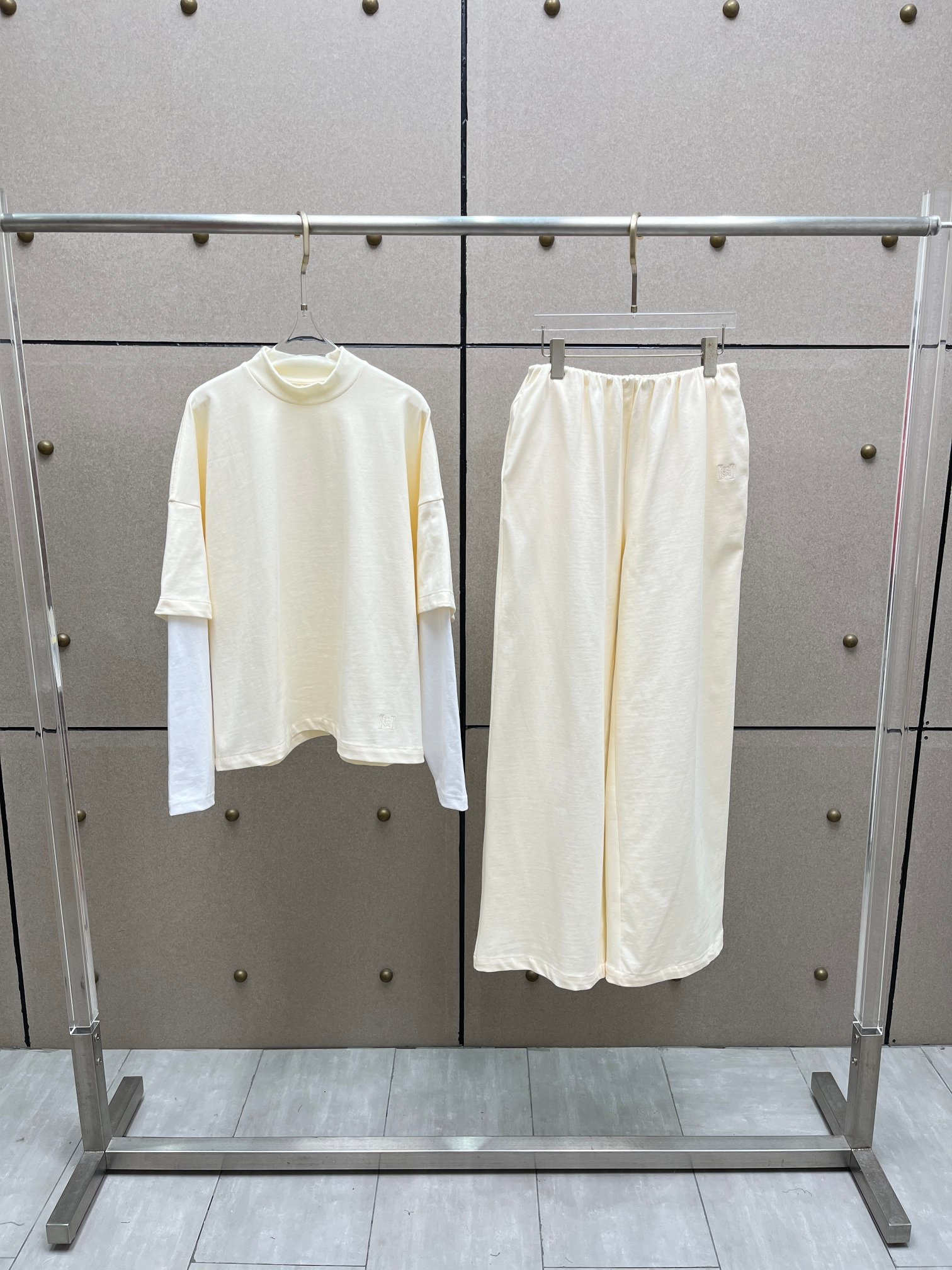 Брюки женские в стиле Toteme молочного цвета с вышивкой