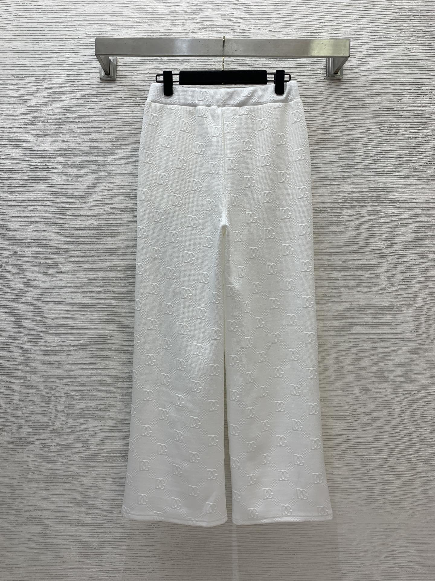 Костюм женский в стиле Dolce & Gabbana с фактурным логотипом: жакет и брюки