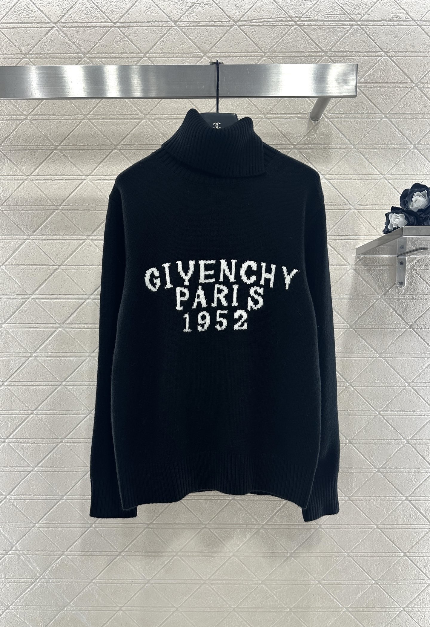 Свитер женский Givenchy Paris 1952 чёрного цвета с высоким воротом