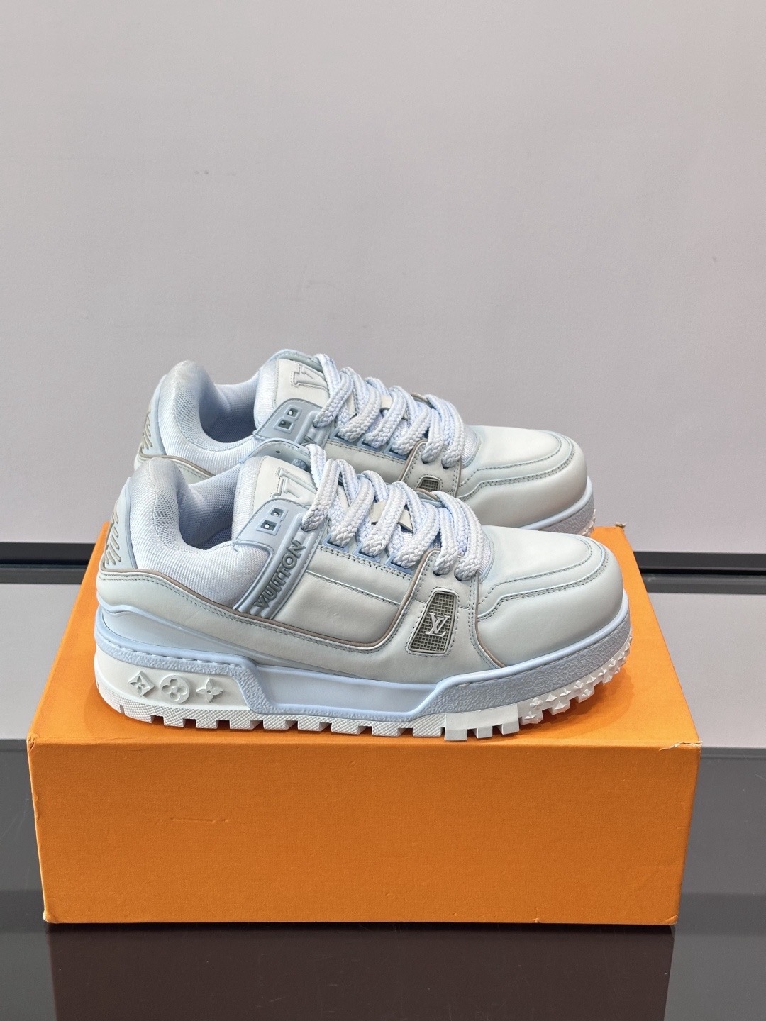 Кроссовки унисекс в стиле Louis Vuitton Trainer голубого цвета